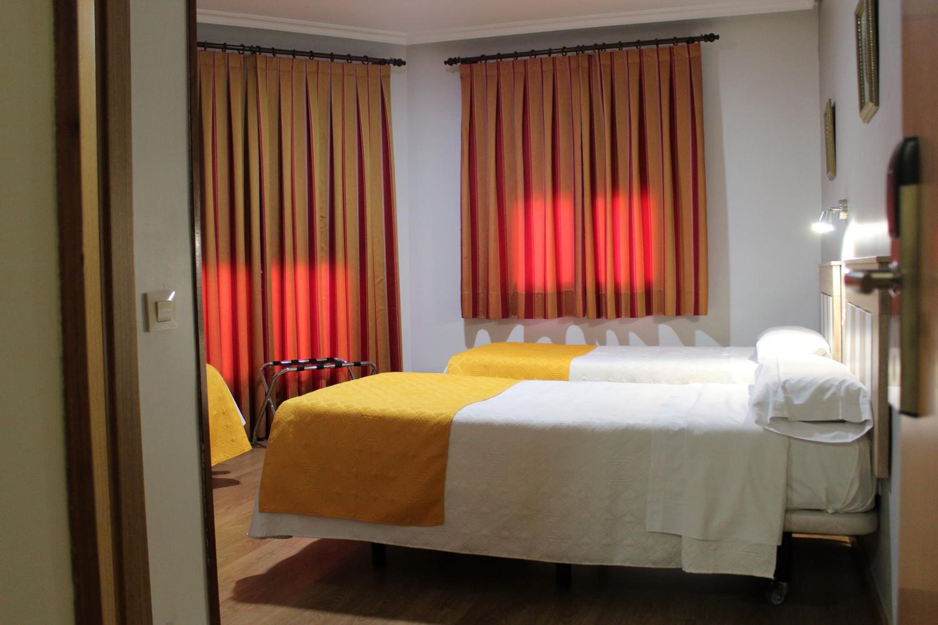 Twin Room with Extra Bed - Photo 3