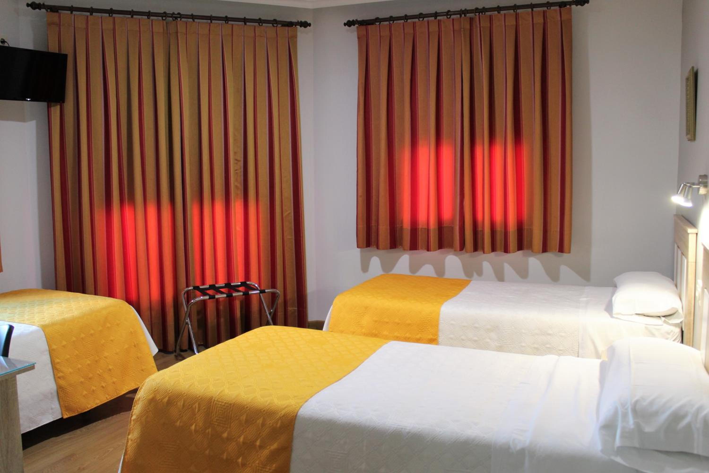 Twin Room with Extra Bed - Photo 7
