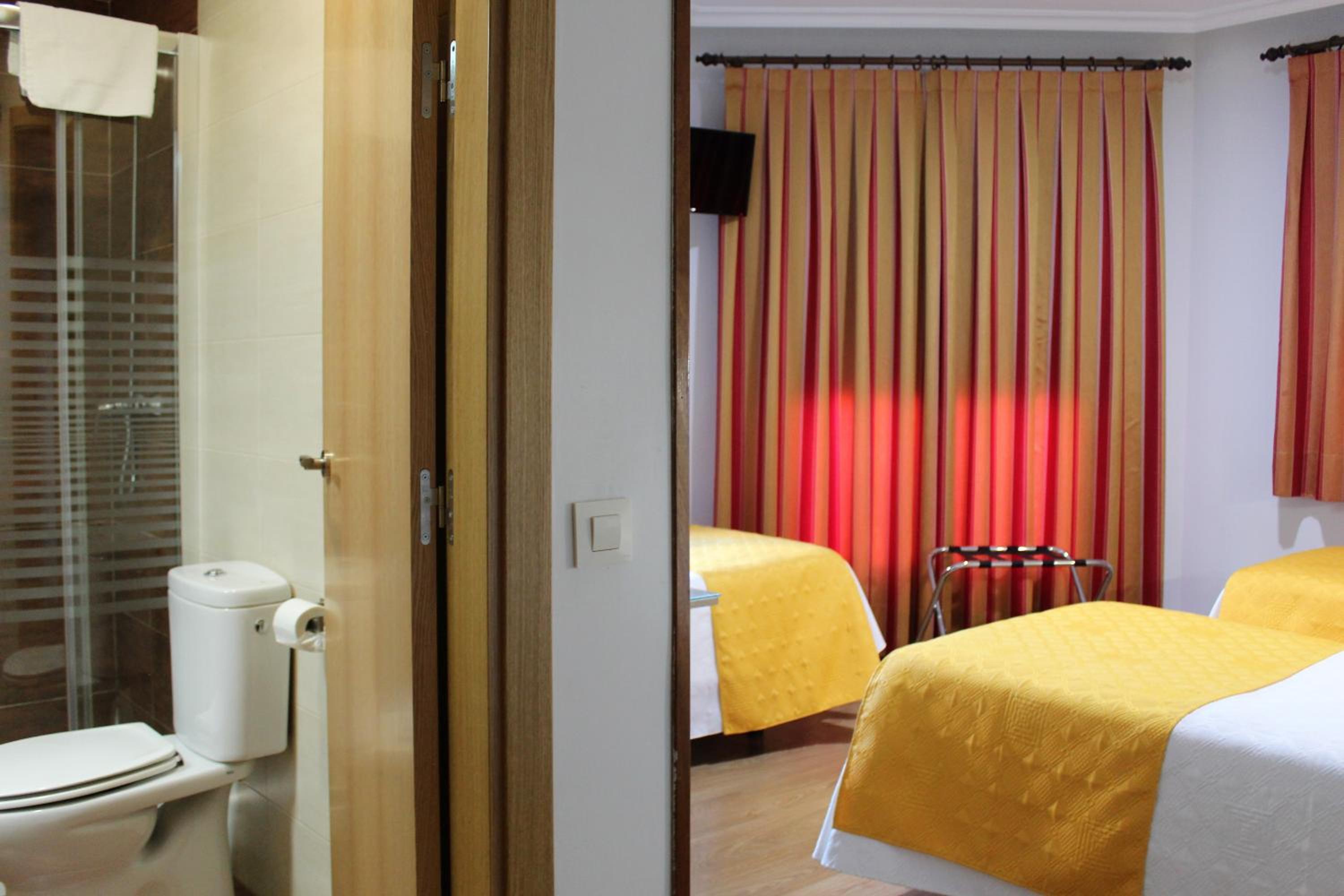Twin Room with Extra Bed - Photo 2