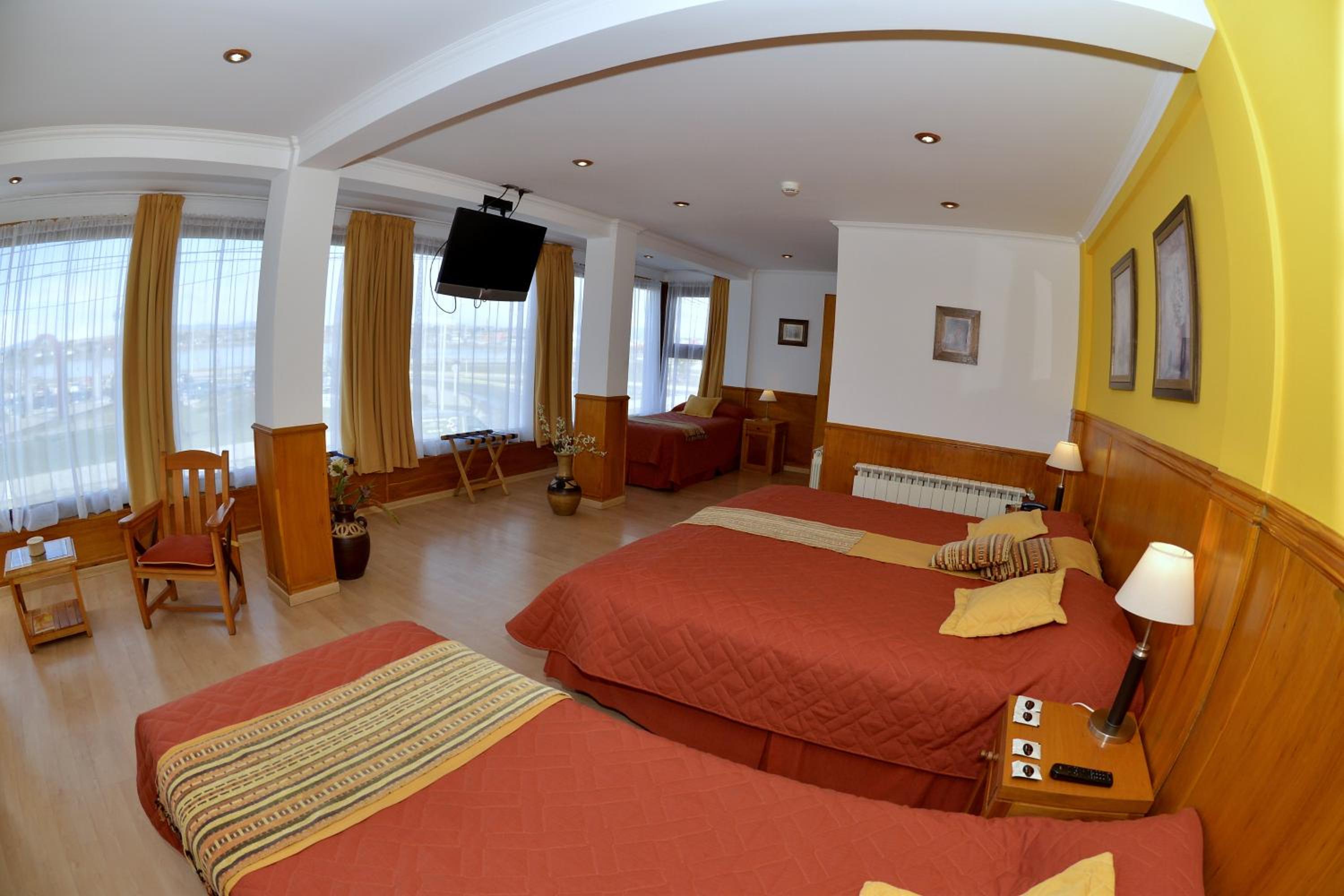 Quadruple Room thumbnail 6