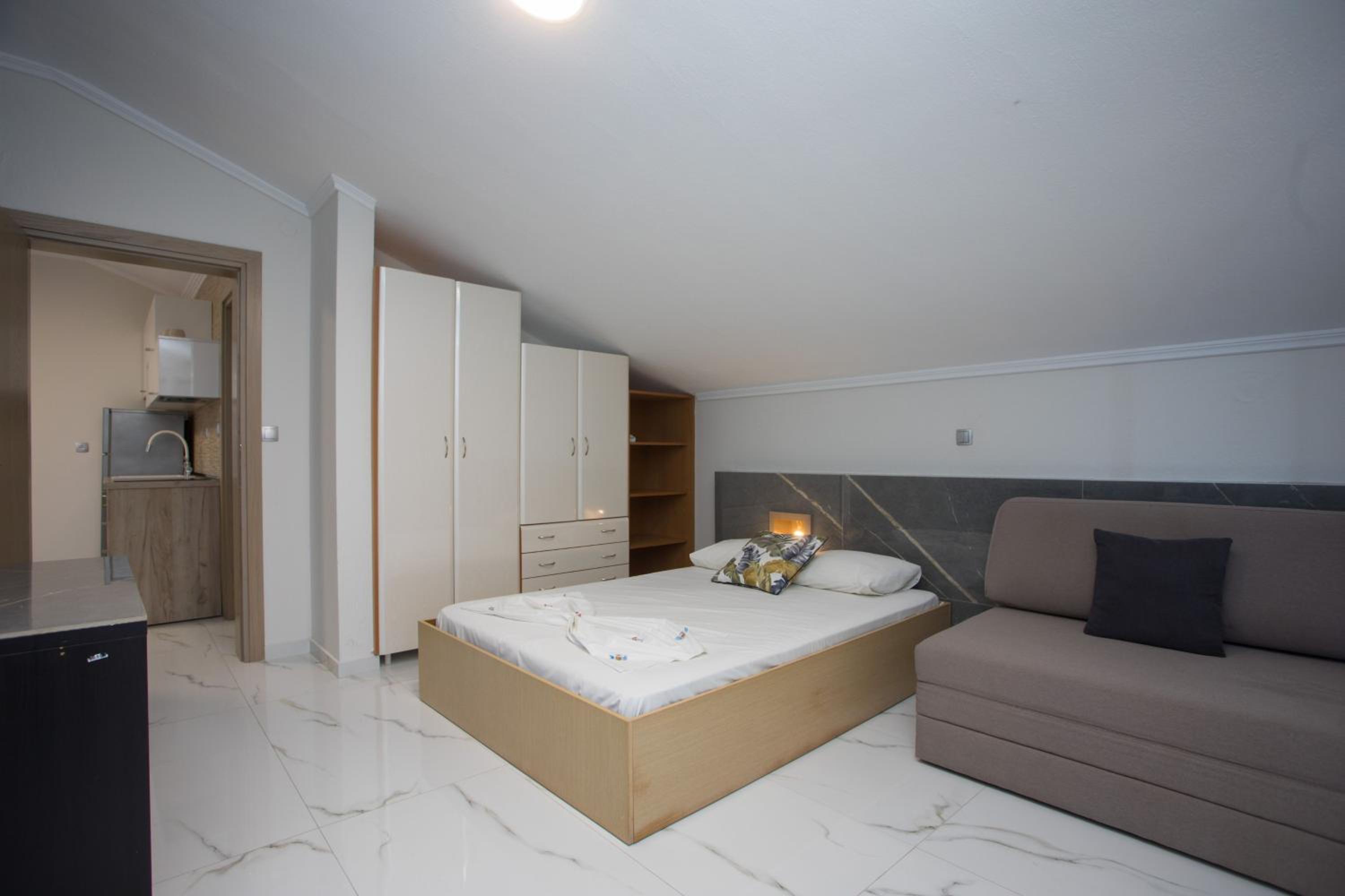 Deluxe Junior Suite - Photo 21