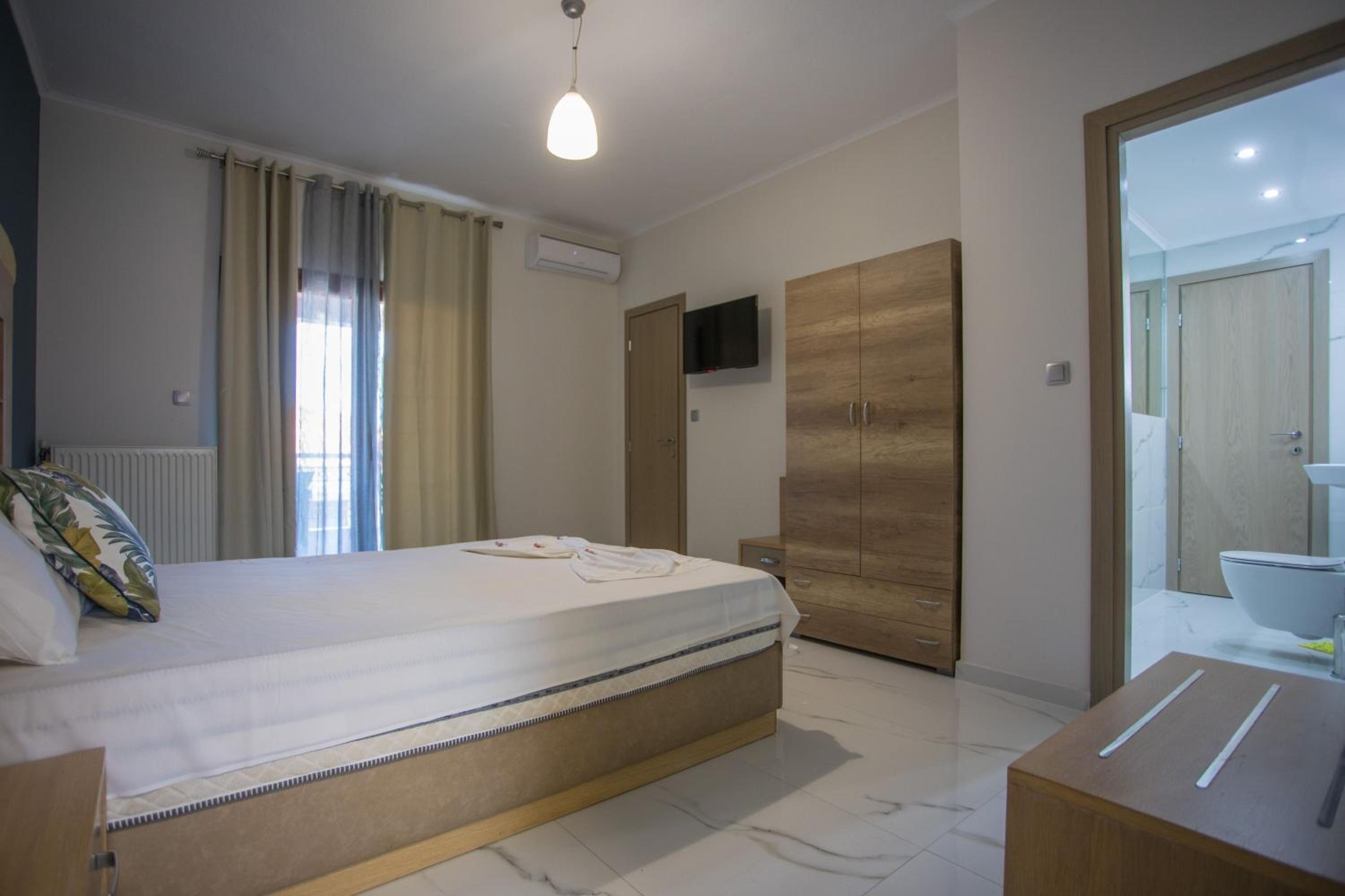 Deluxe Junior Suite - Photo 19
