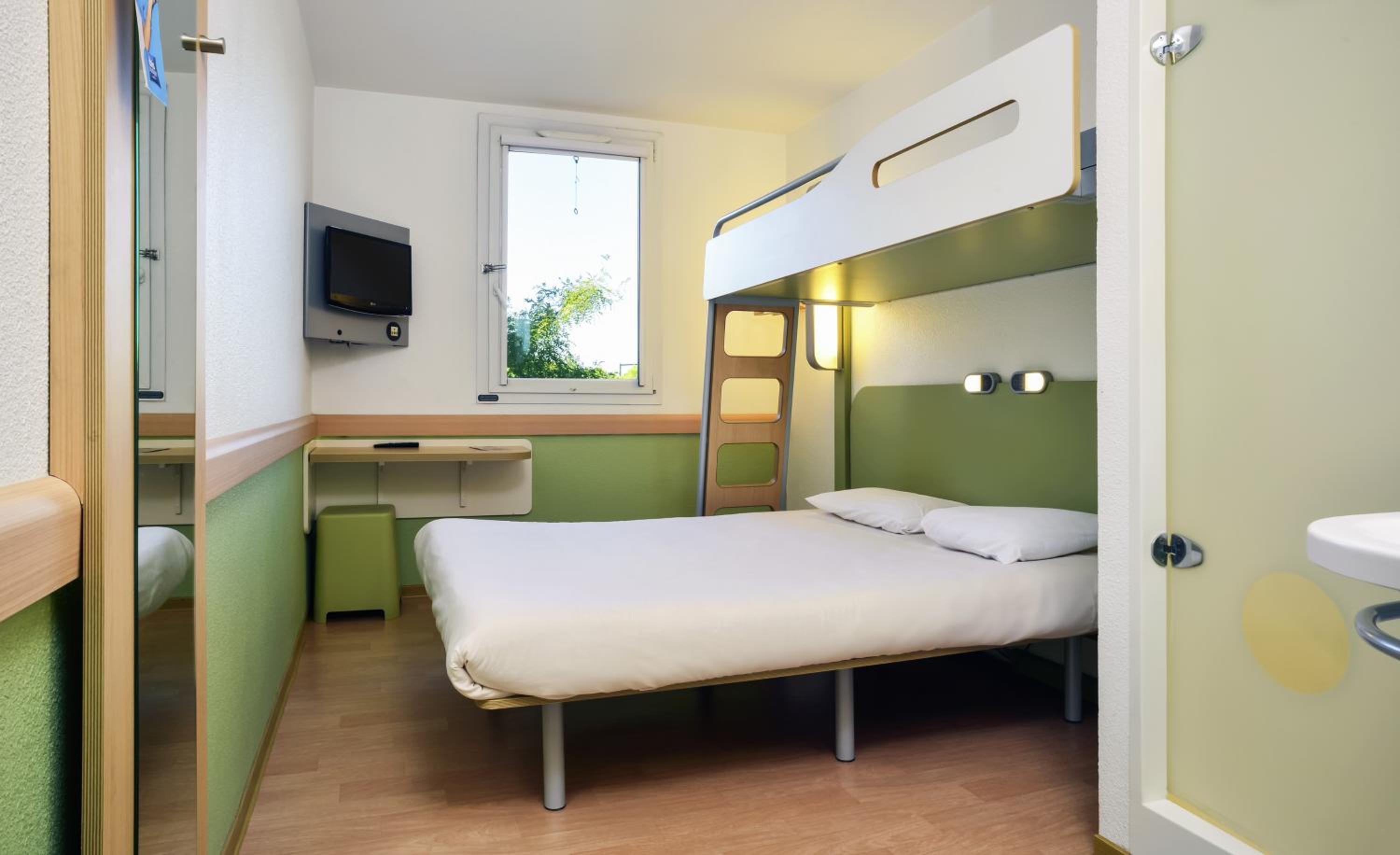 Triple Room with One Double Bed and One Bunk Bed - Photo 2