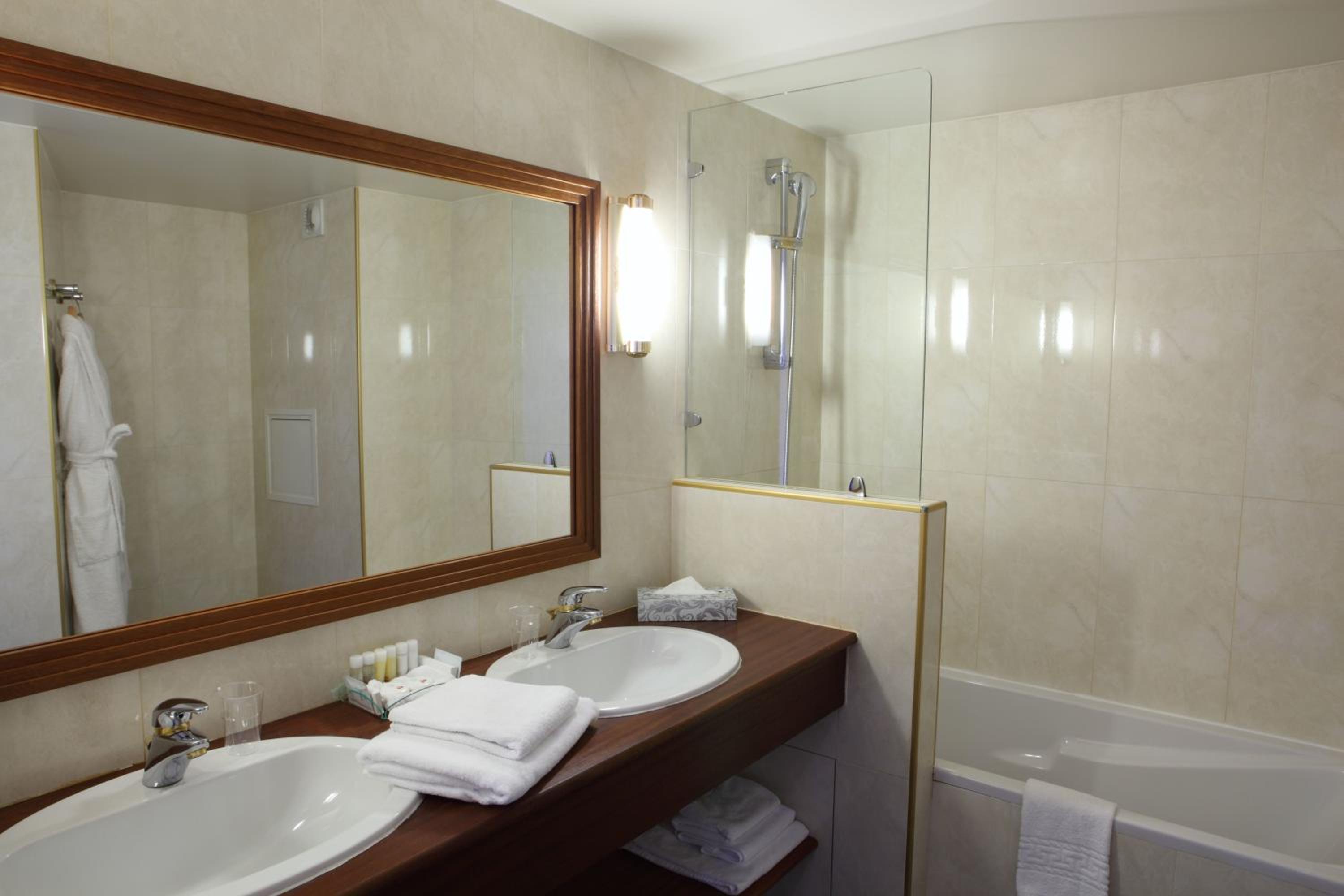 Suite with King Bed and Balcony photo 3