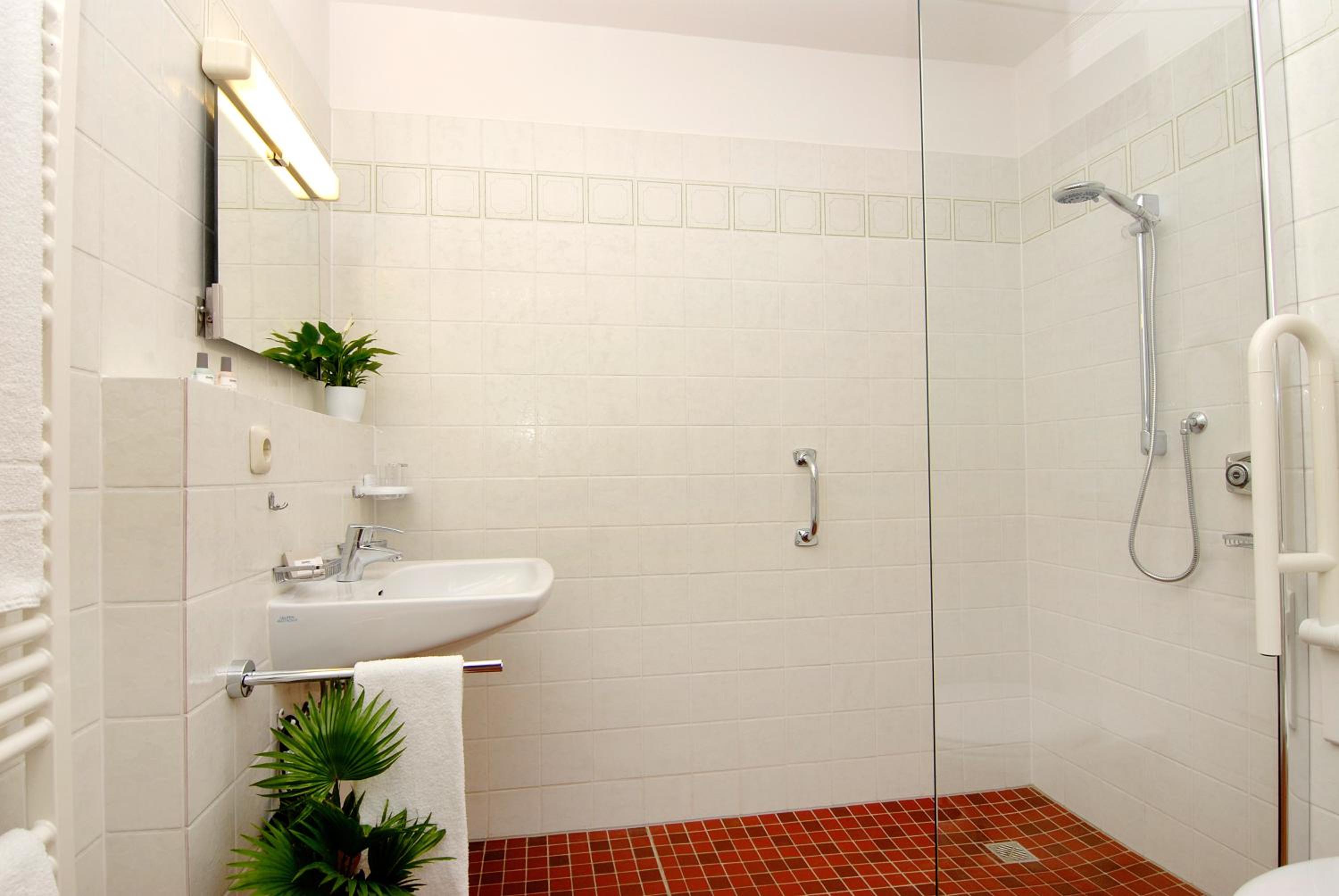 Large Double Room - Photo 4