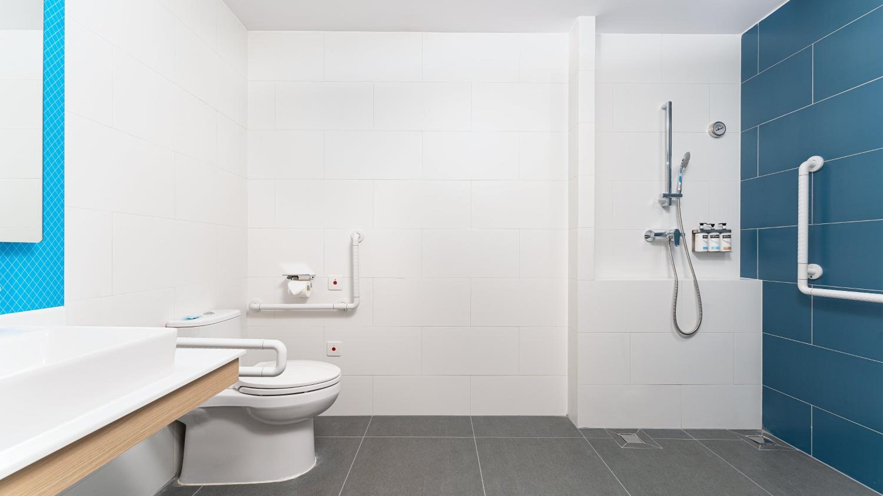 Standard King Room - Disability Access - Photo 5