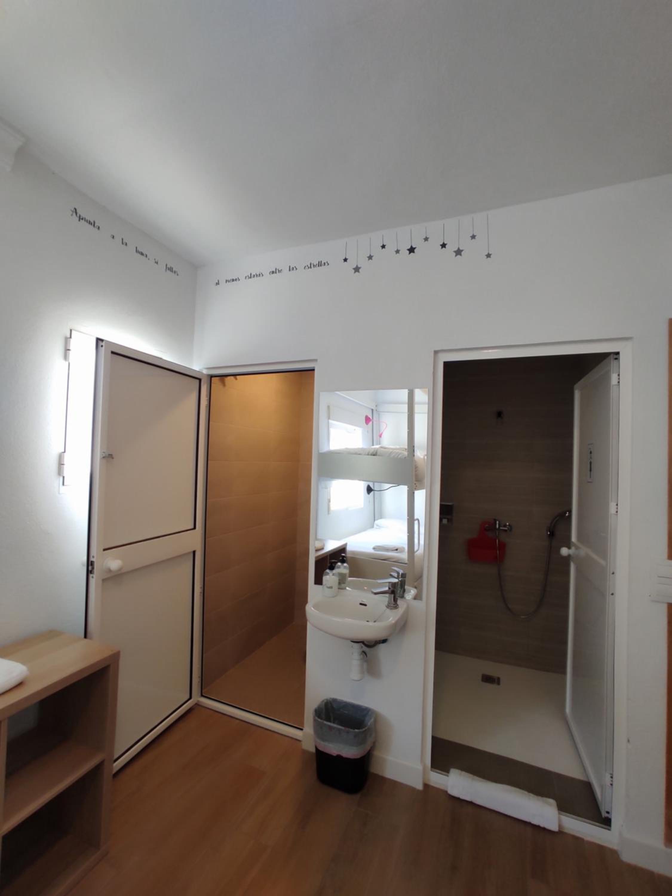 Family Room with Private Bathroom - Photo 5