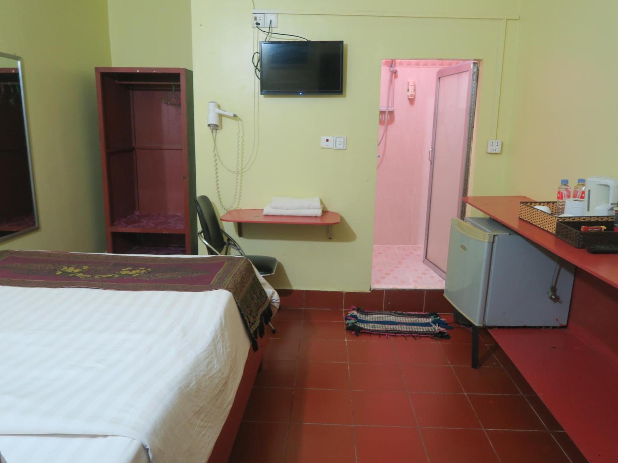 Budget Double Room photo 3