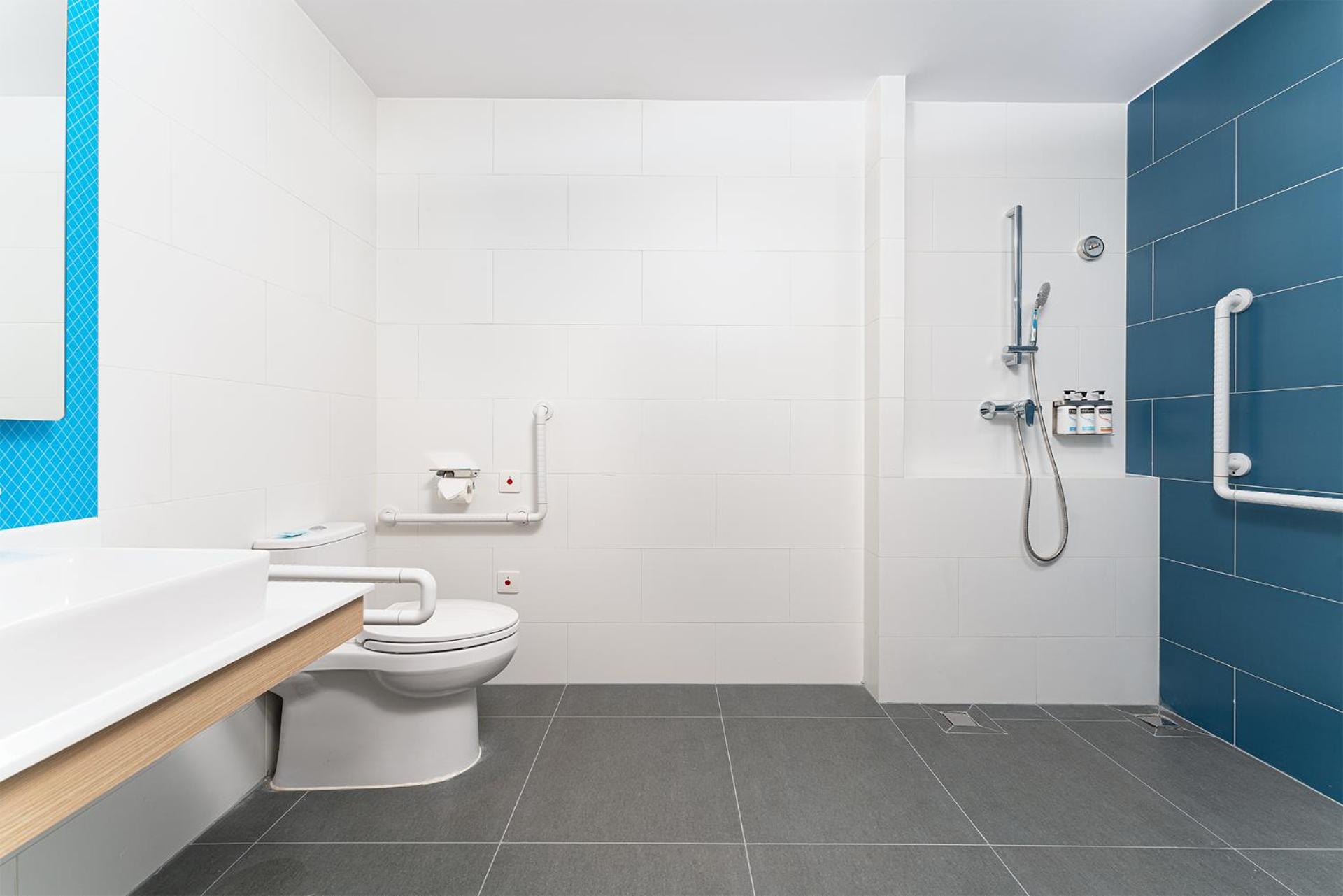 Standard King Room - Disability Access - Photo 3