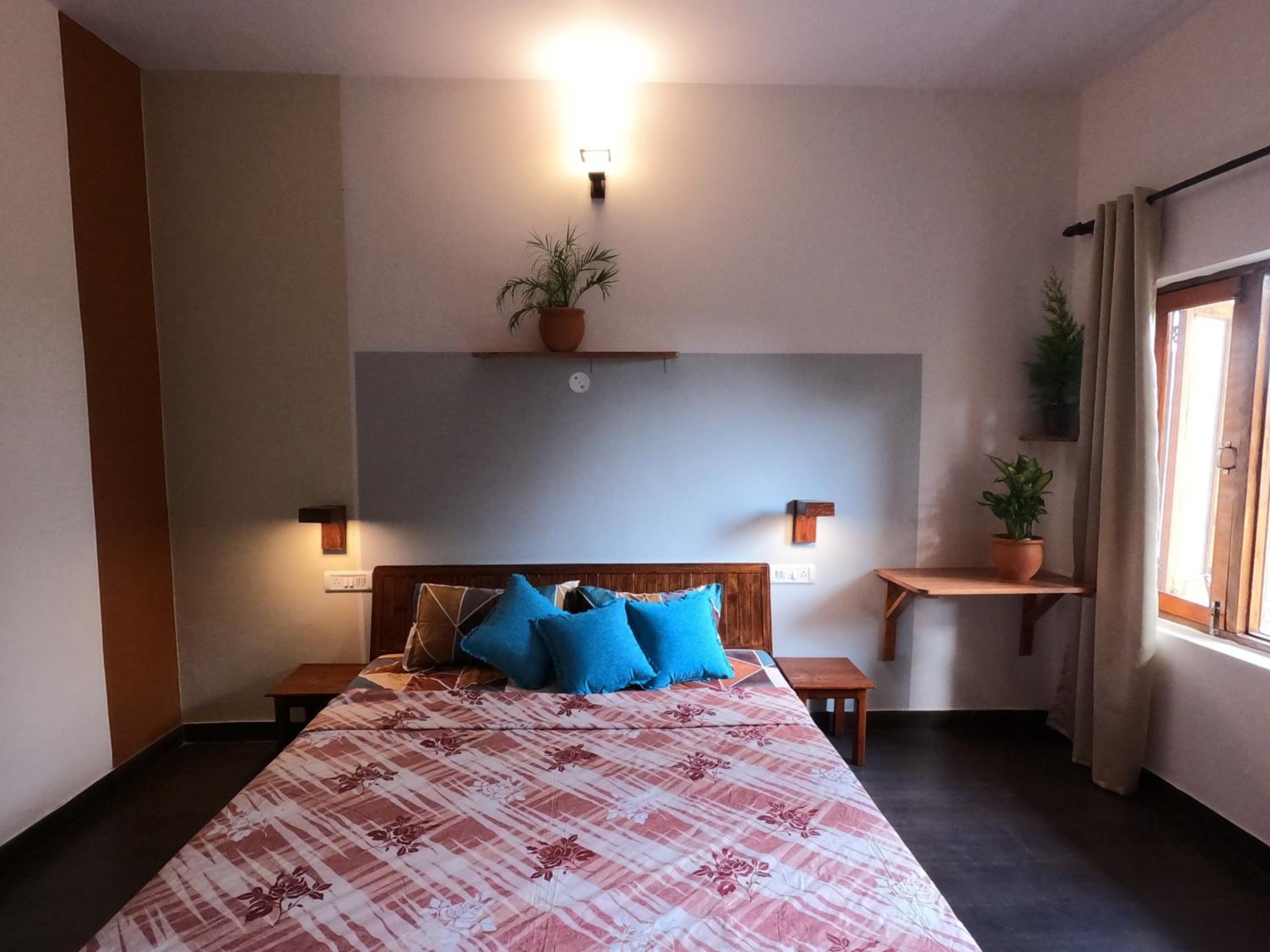 Deluxe Double Room with Balcony - Photo 6