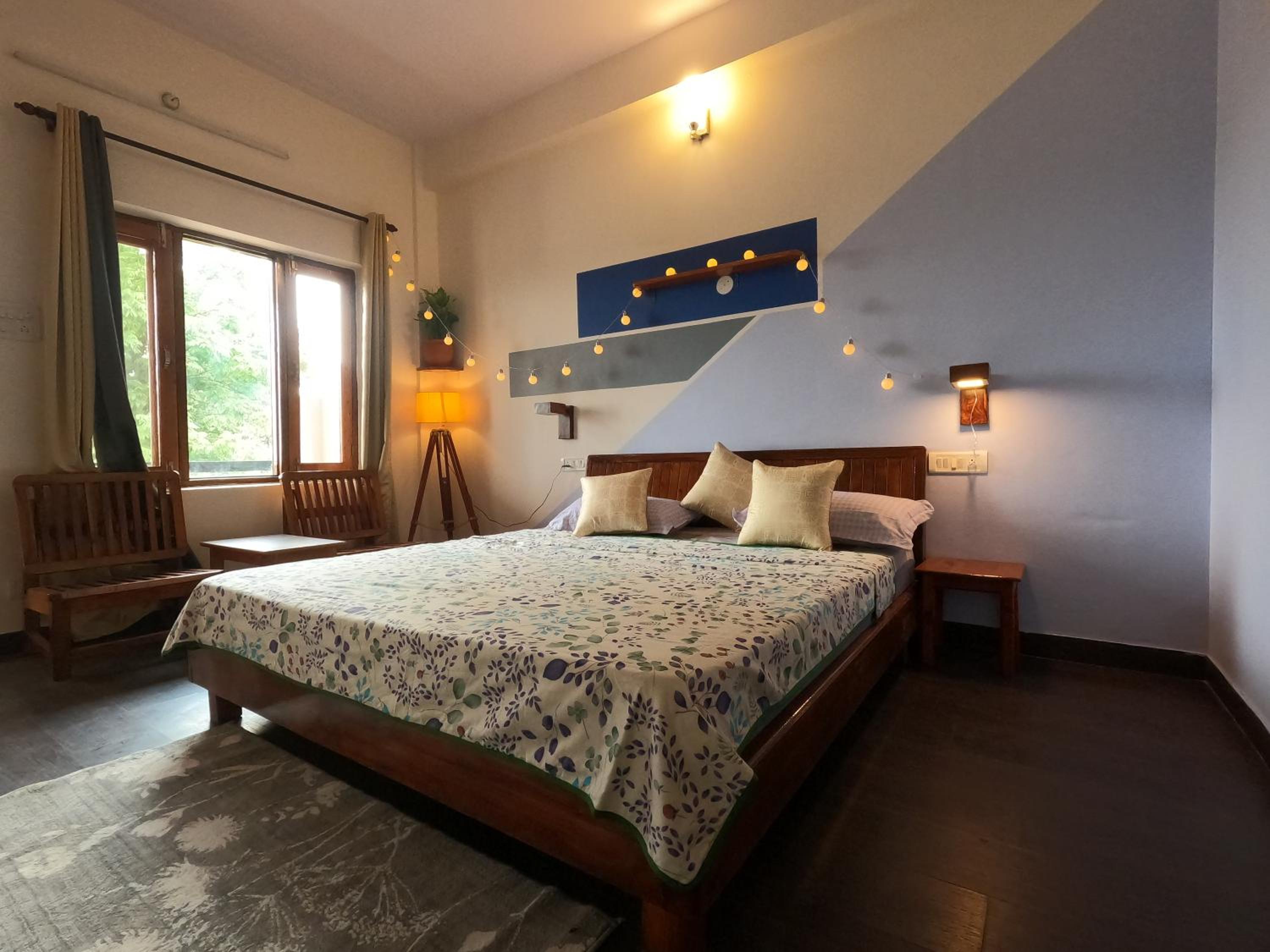 Deluxe Double Room with Balcony - Photo 4