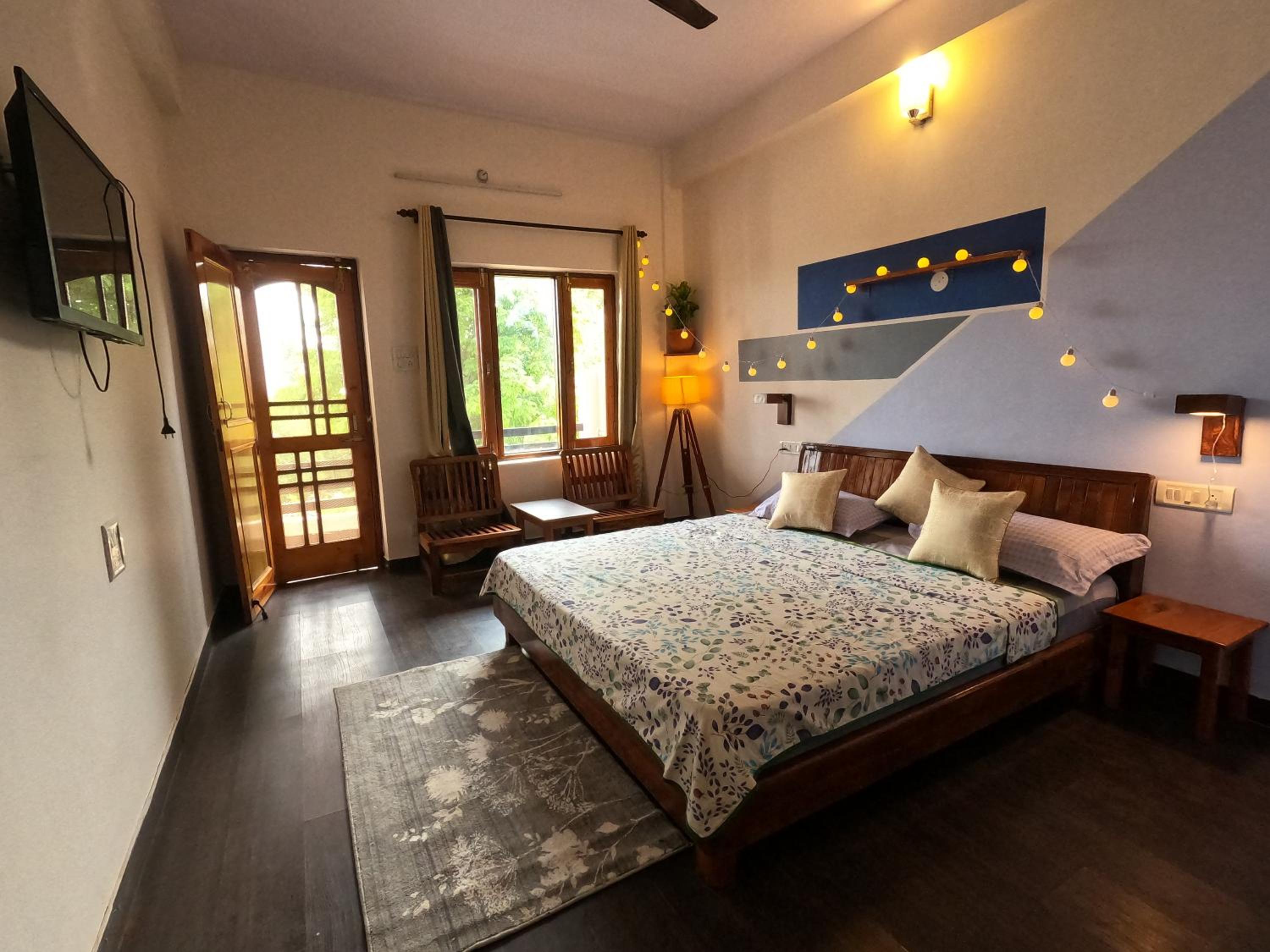 Deluxe Double Room with Balcony - Photo 5