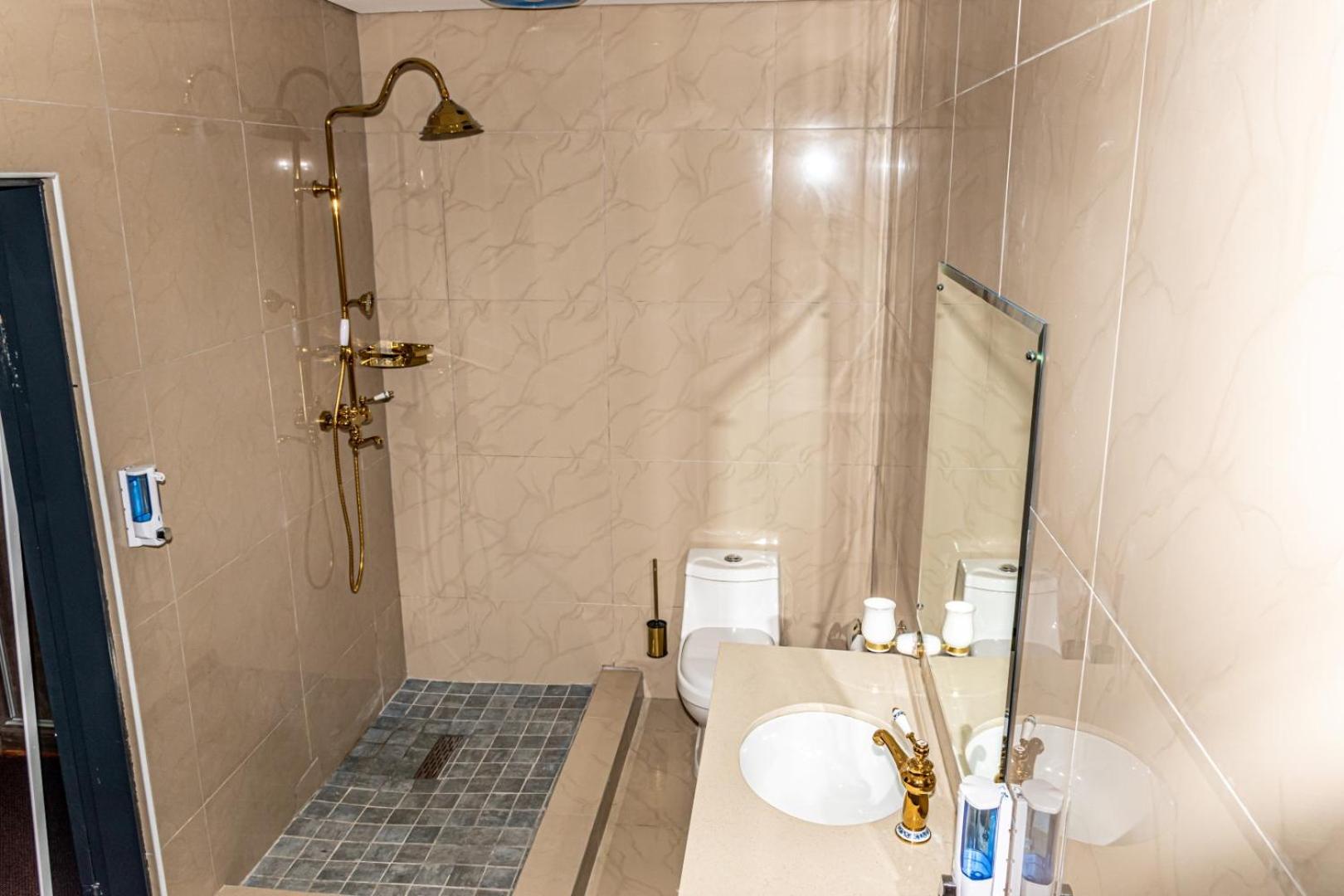 Standard Queen Room photo 2