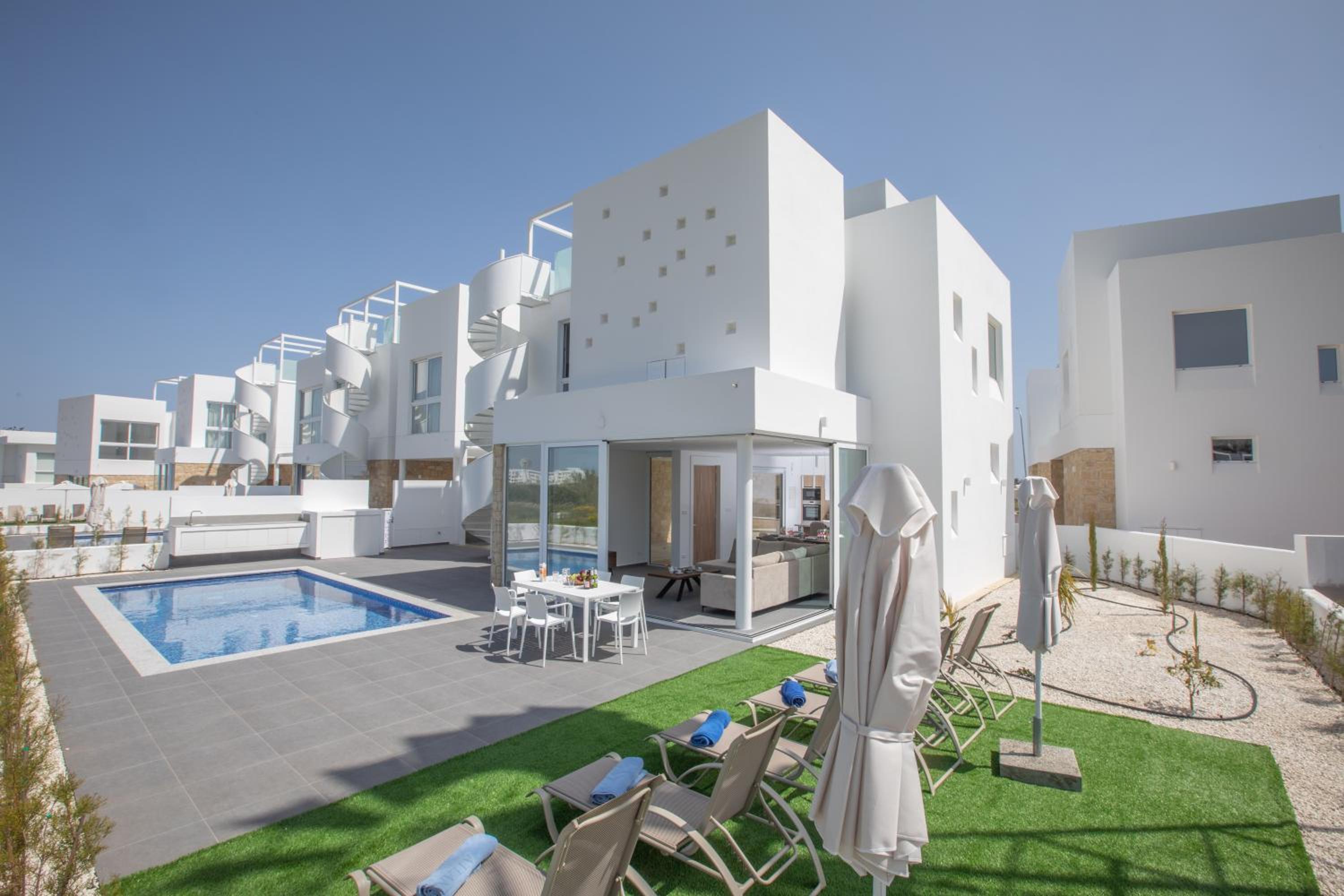 Three-Bedroom Villa photo 2