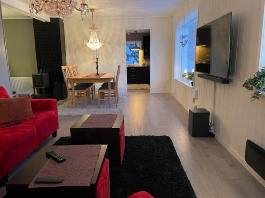Five-Bedroom House photo 1