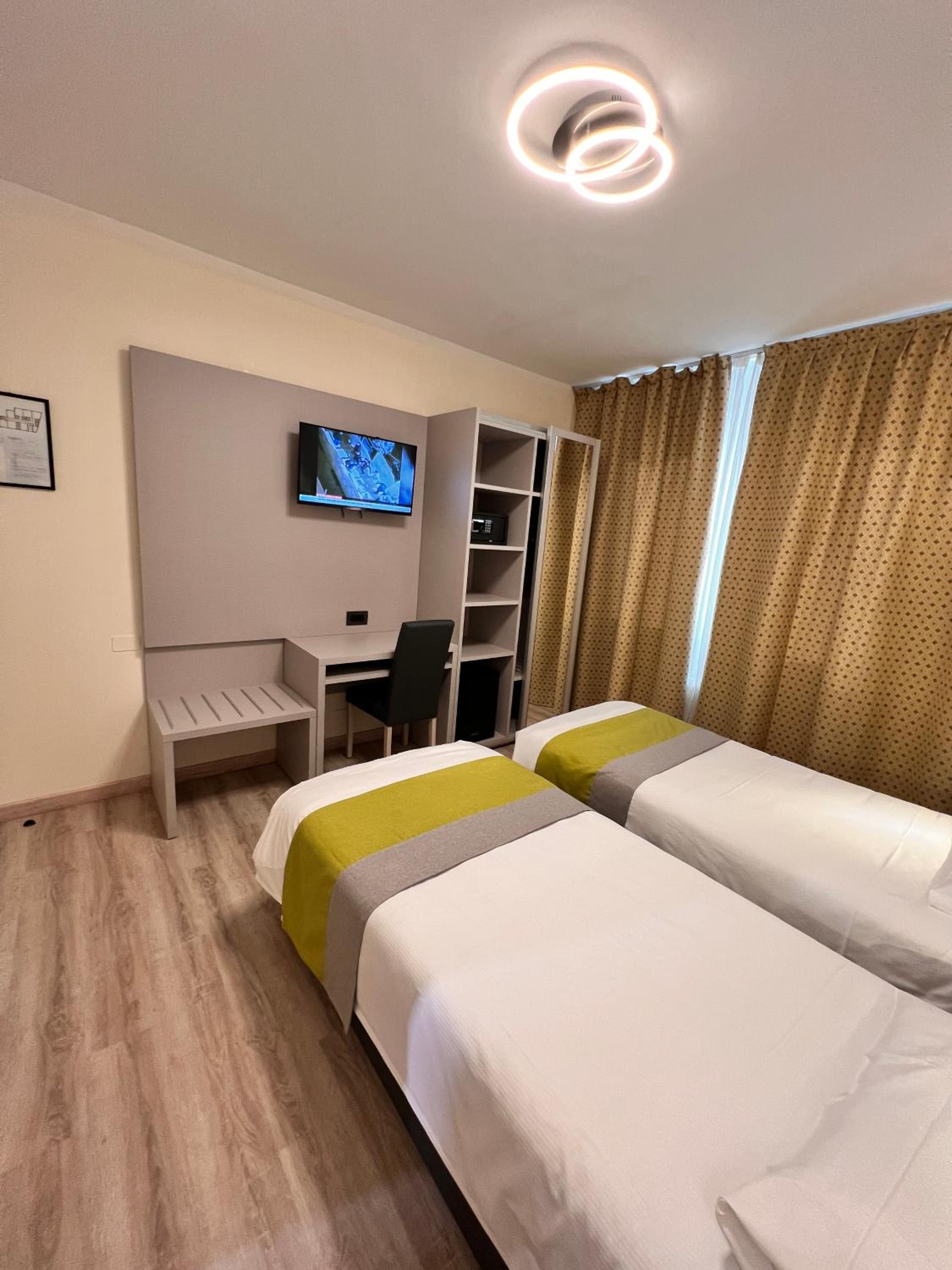 Double or Twin Room - Photo 5