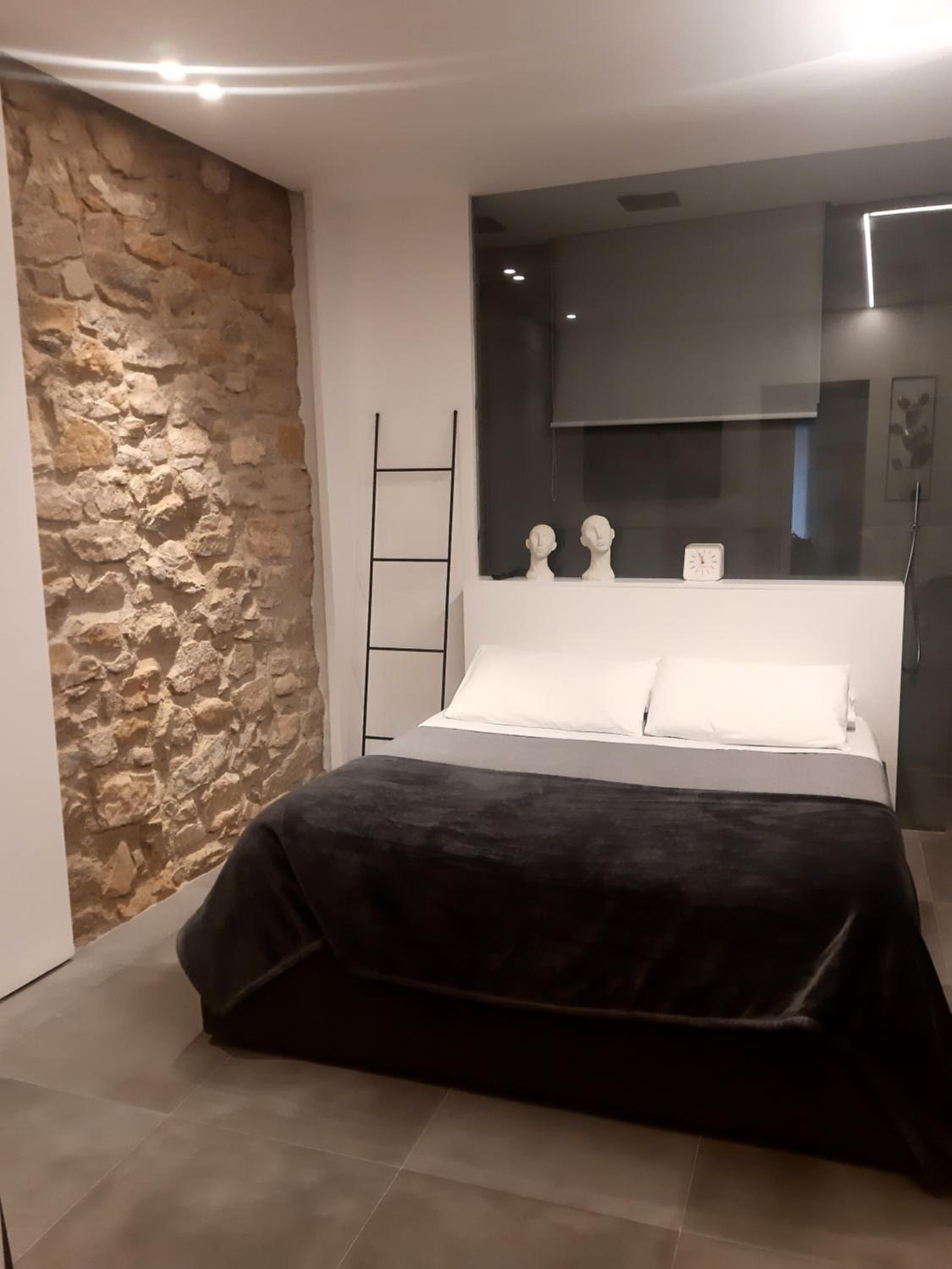 One-Bedroom Apartment - Photo 3