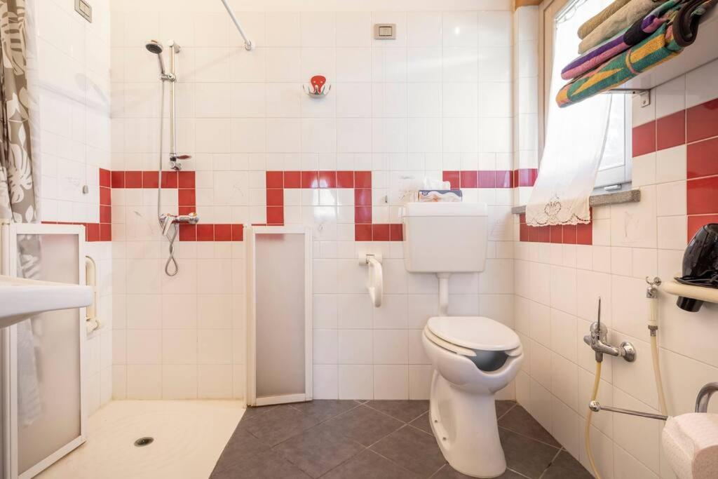 King Room with Roll-In Shower - Disability Access - Photo 4