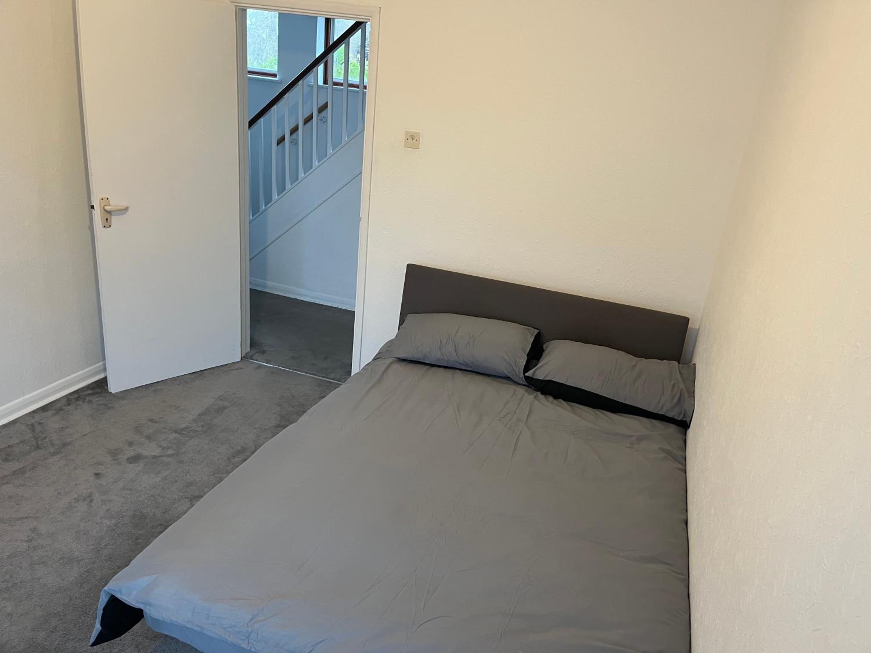 Five-Bedroom House photo 2