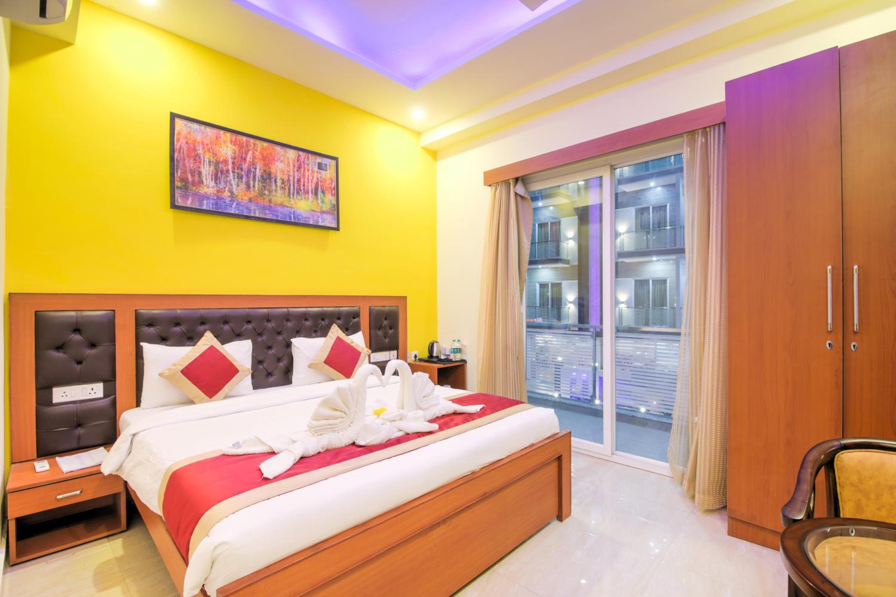 Deluxe Double Room with Balcony - Photo 3
