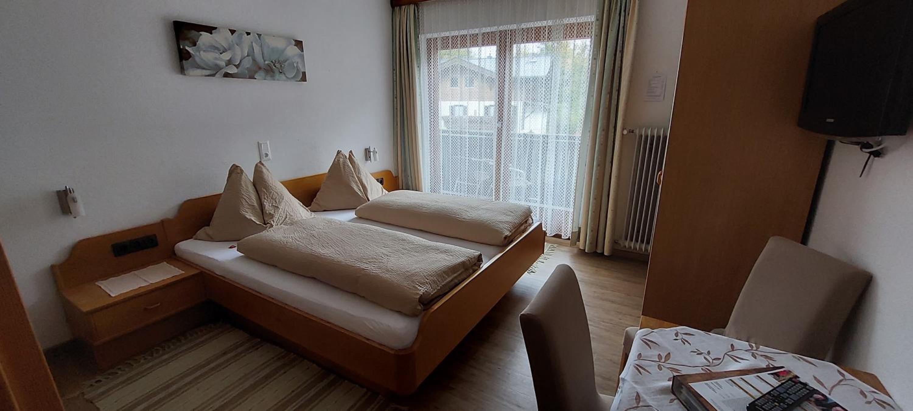 Quadruple Room with Private Bathroom photo 1