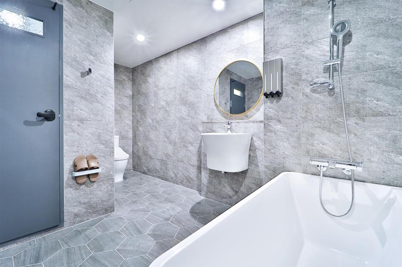 Deluxe Suite - Photo 10
