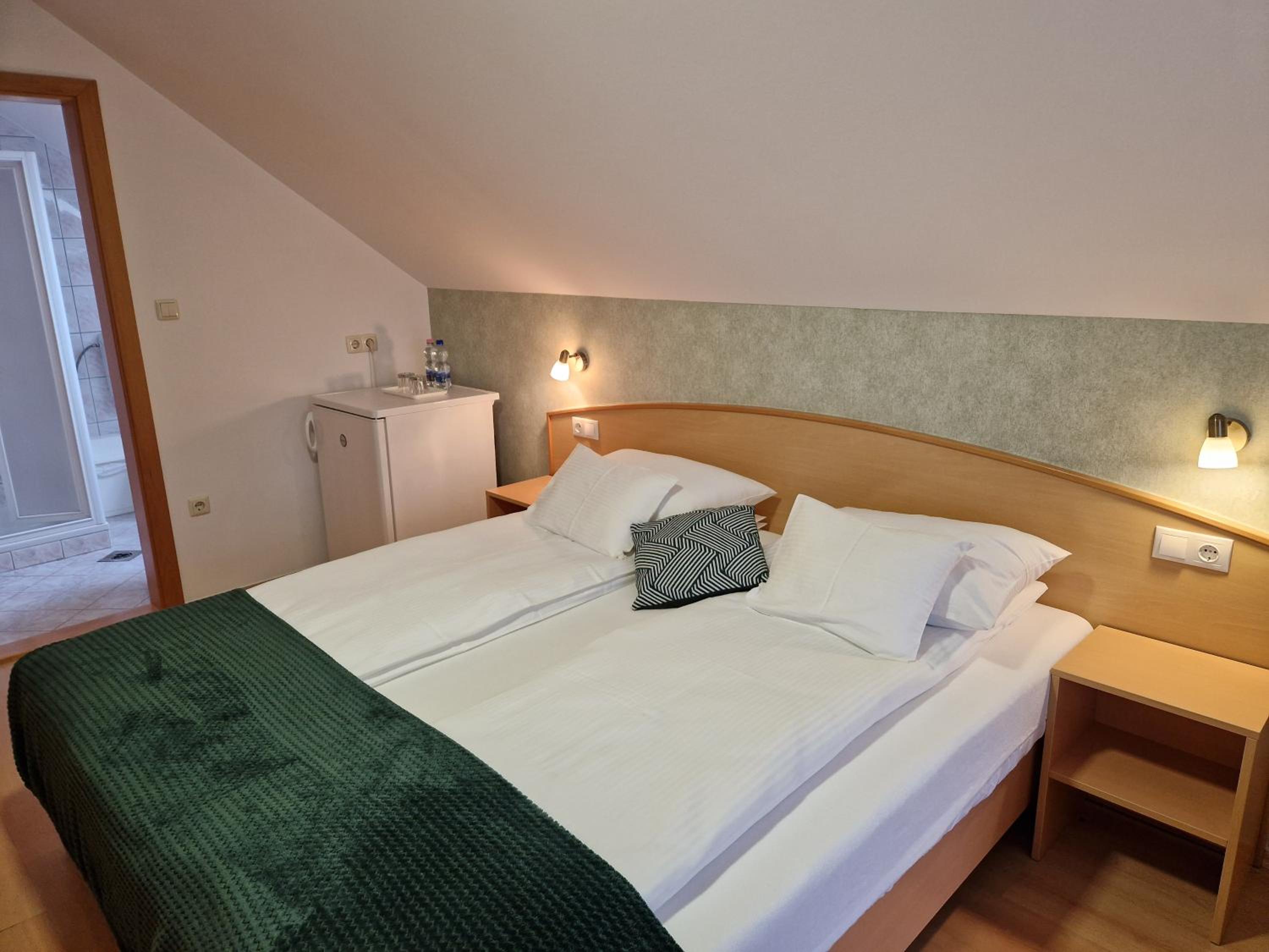 Standard Double or Twin Room with Balcony - Photo 4