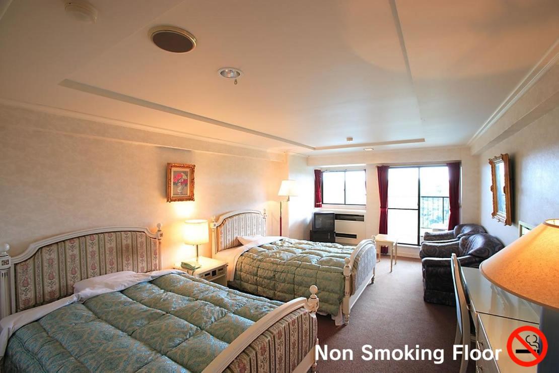 Twin Room with Mountain View - Non-Smoking