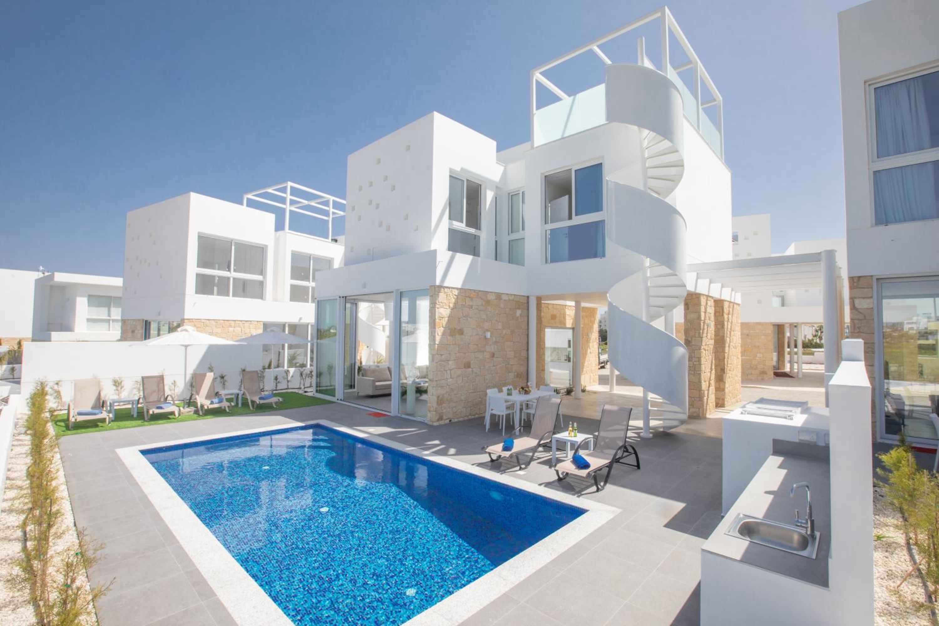 Three-Bedroom Villa photo 3