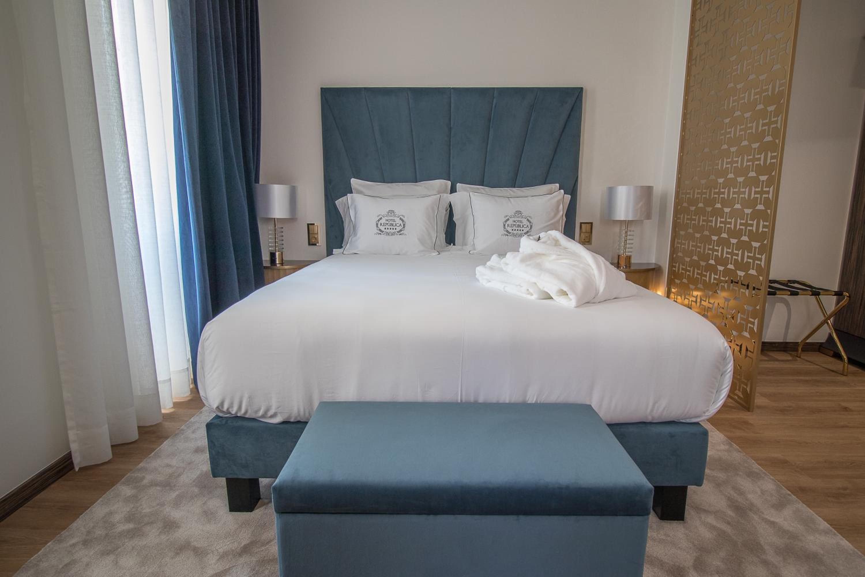 Deluxe Double Room with Square View - Photo 1