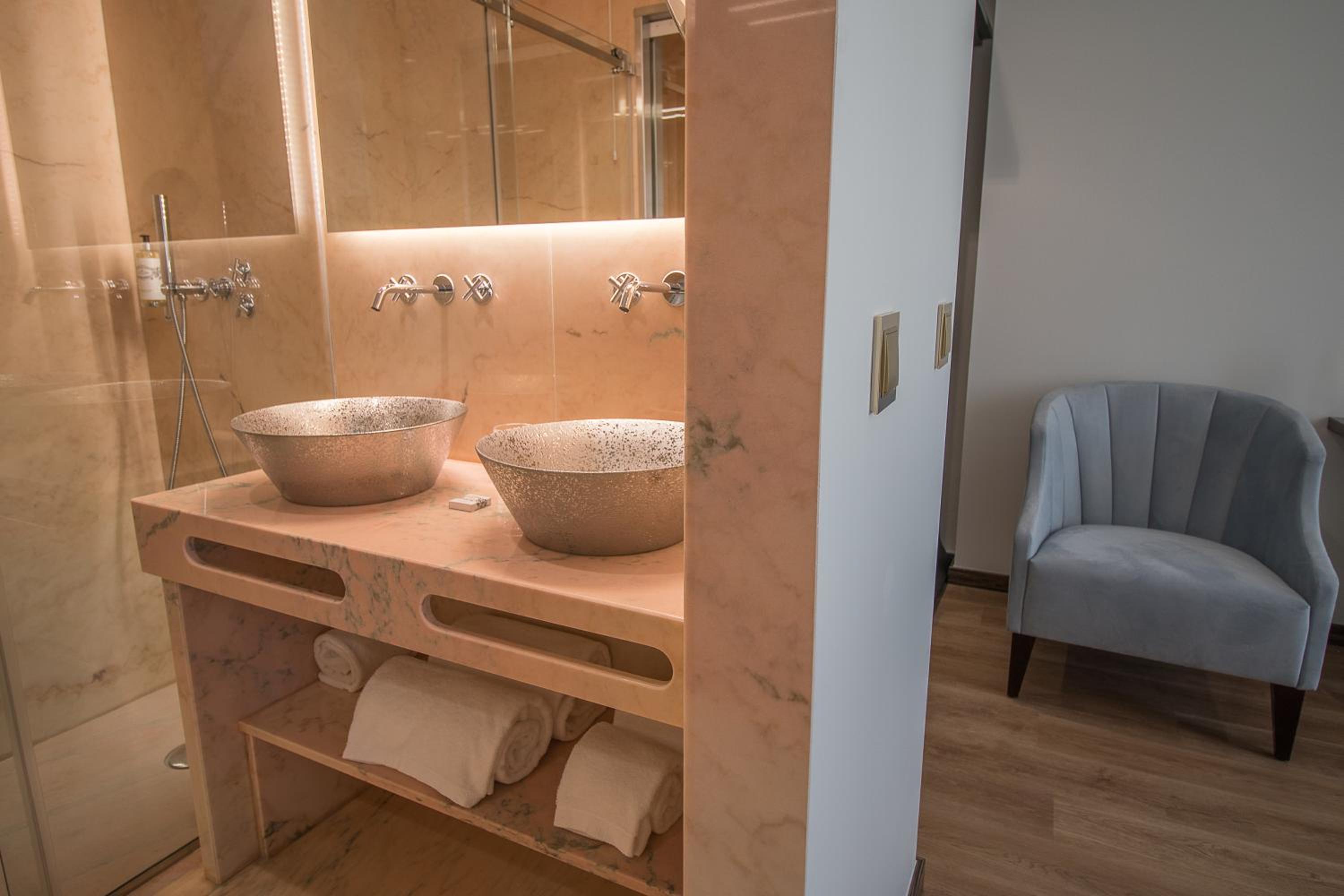 Deluxe Double Room with Square View - Photo 2