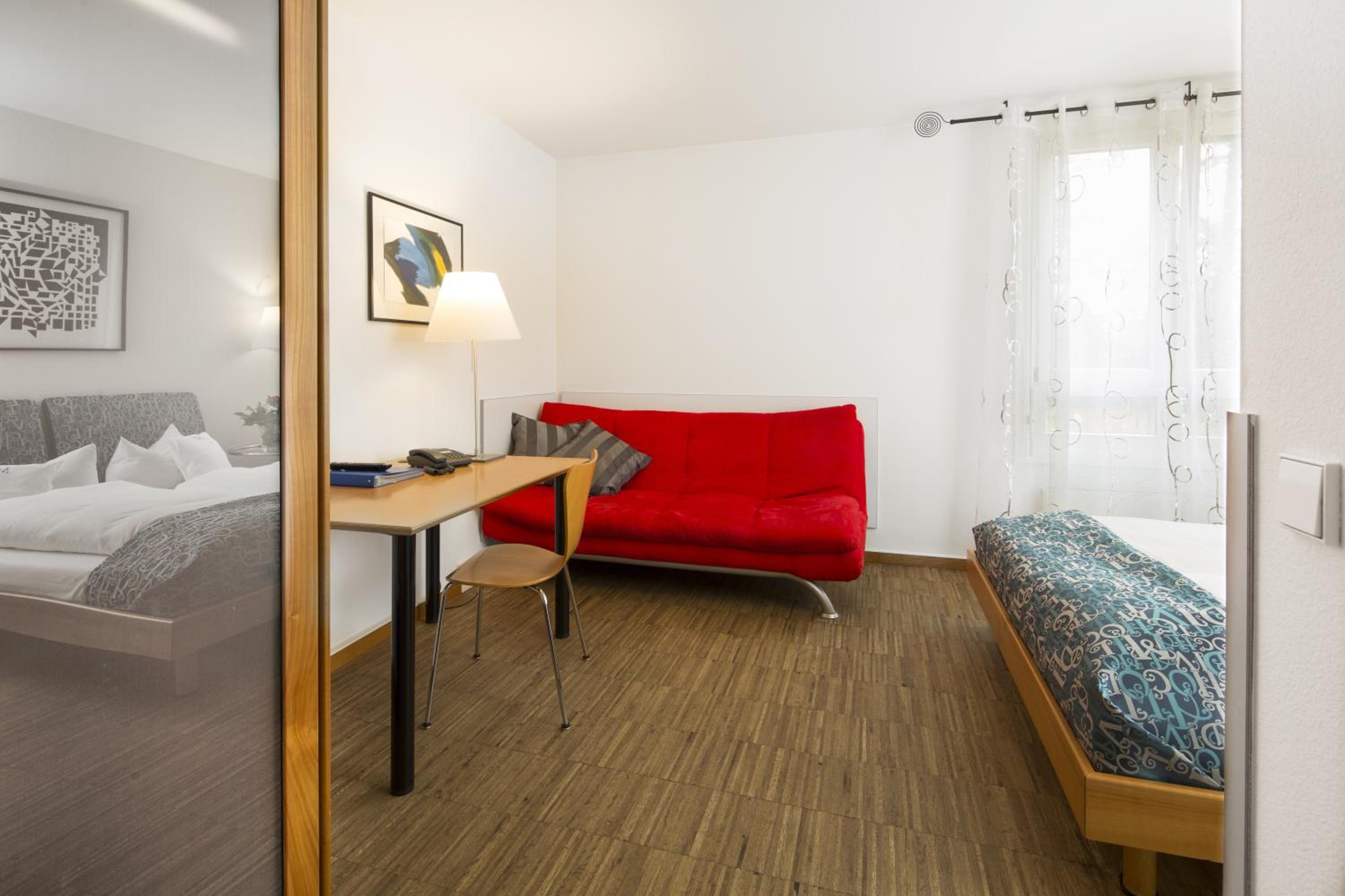 Double Room - Street Side - Photo 2