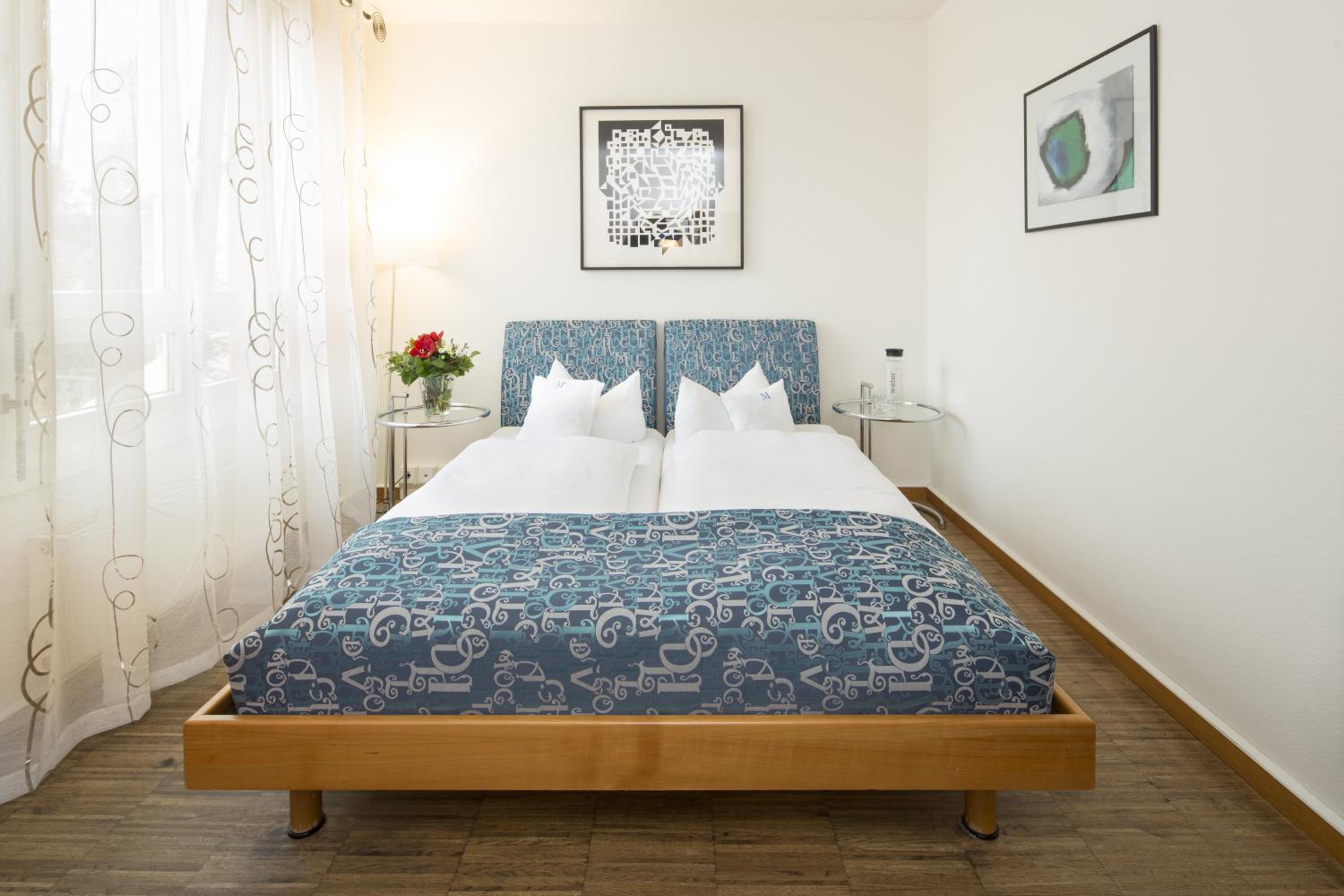 Double Room - Street Side - Photo 1
