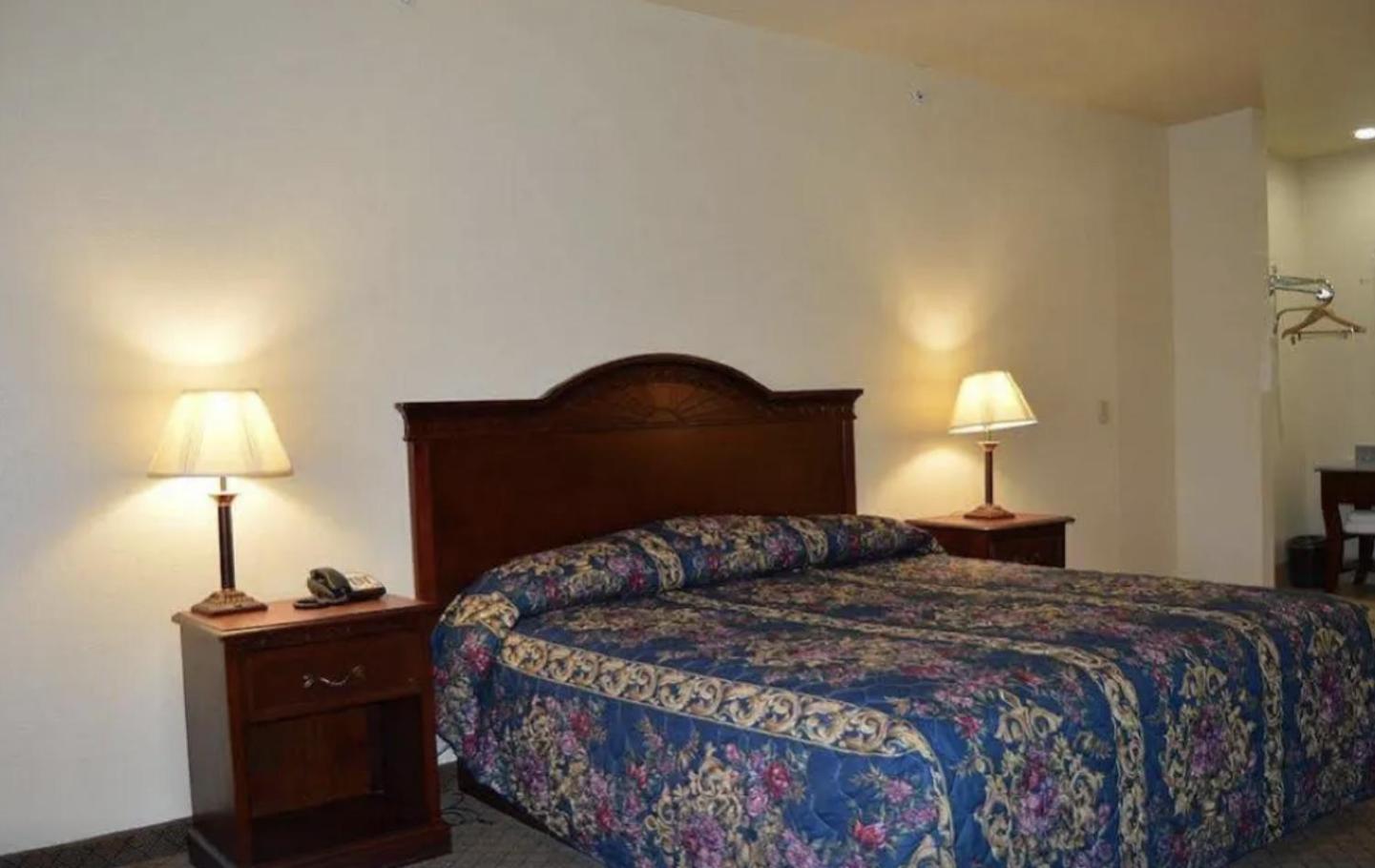 Deluxe King Suite photo 1