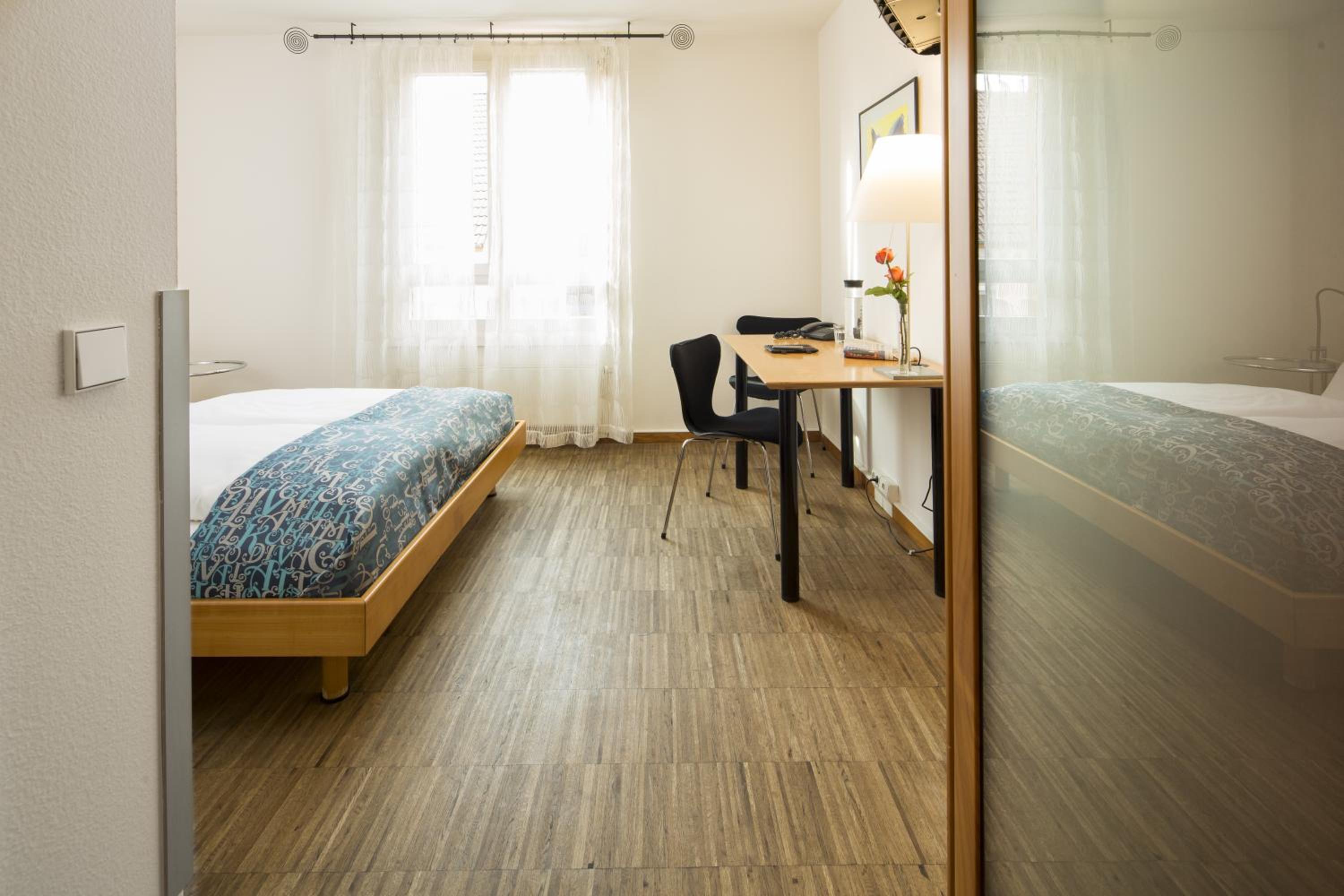 Double Room - Street Side - Photo 6