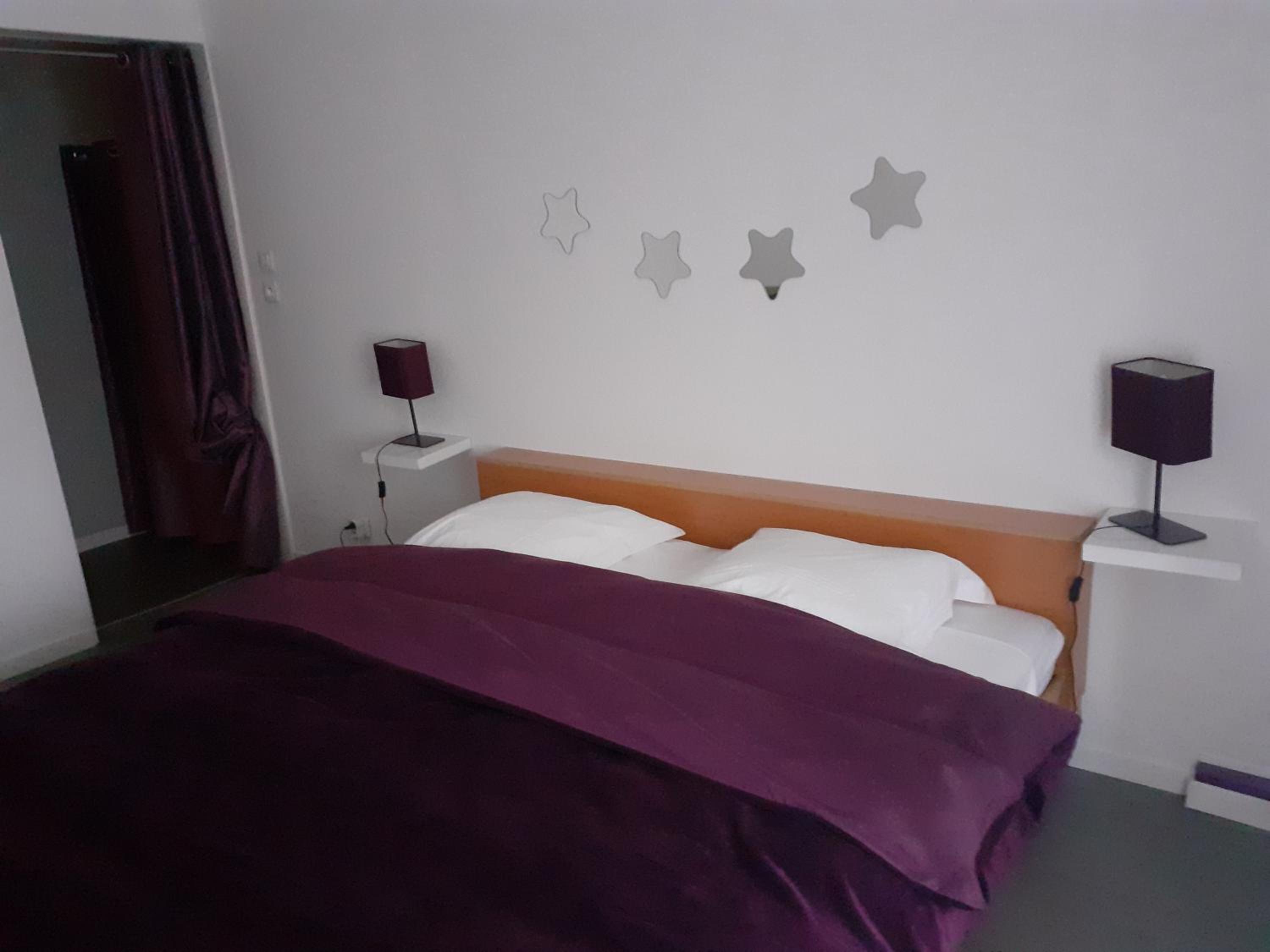 Seven-Bedroom House photo 3
