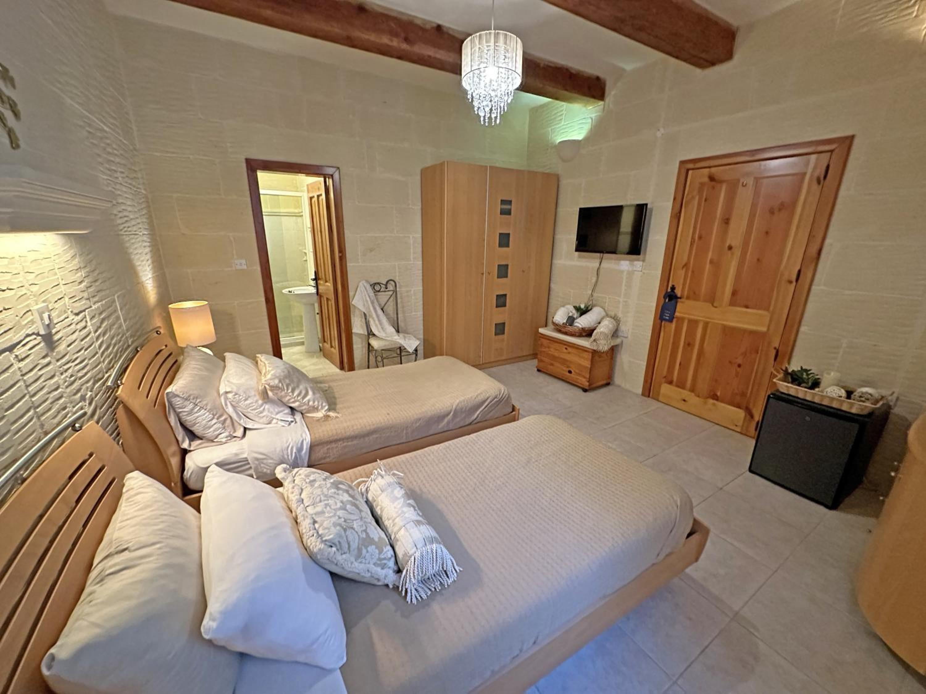 Standard Twin Room photo 2