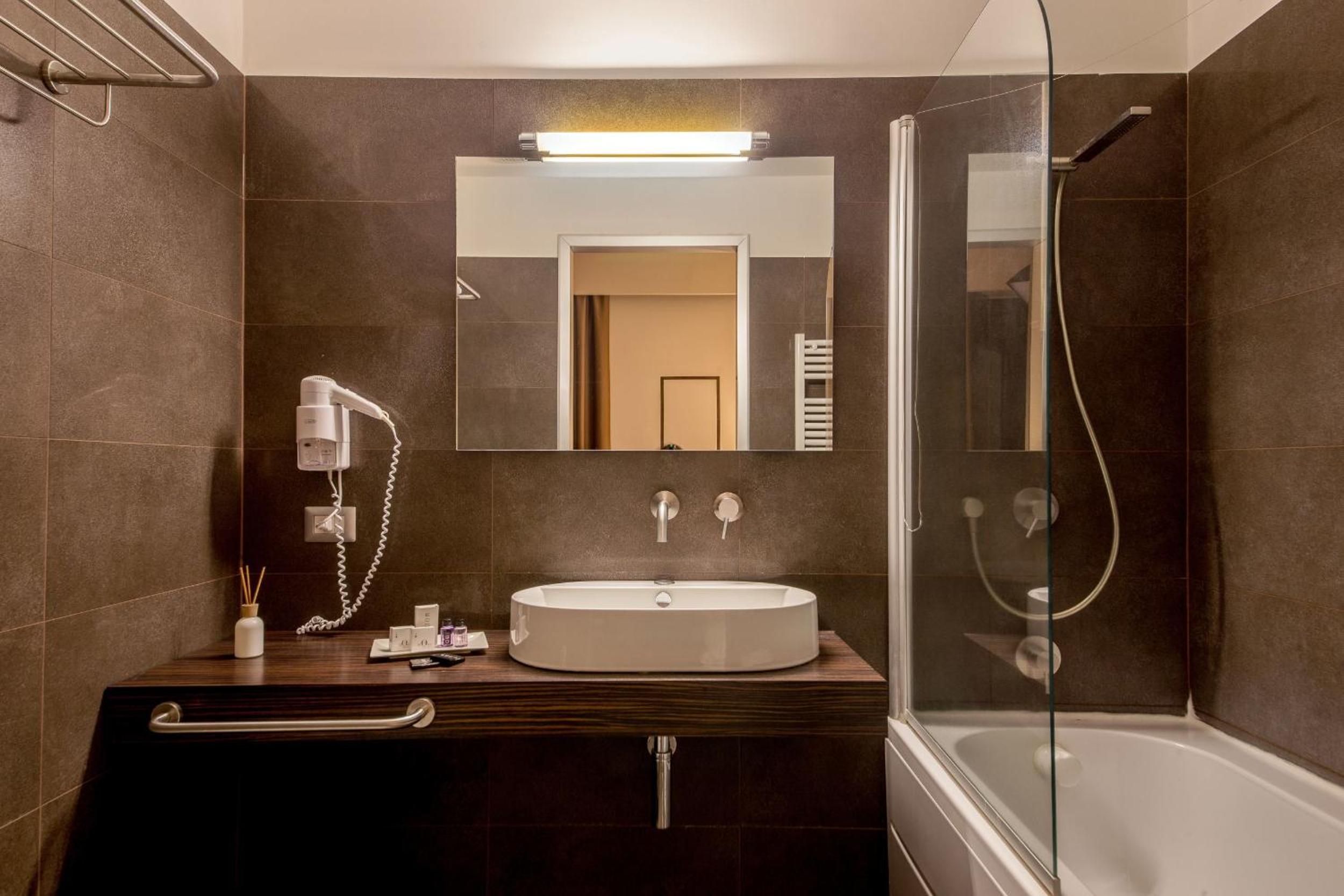 Standard Double or Twin Room photo 3