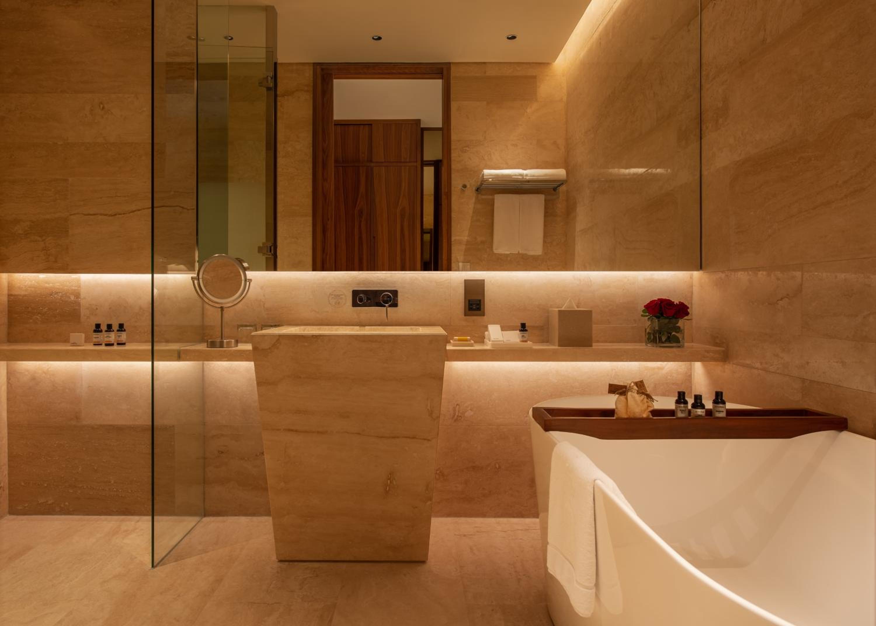 Deluxe King Room - Photo 7
