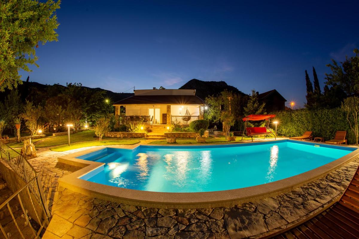 Three-Bedroom Villa photo 2