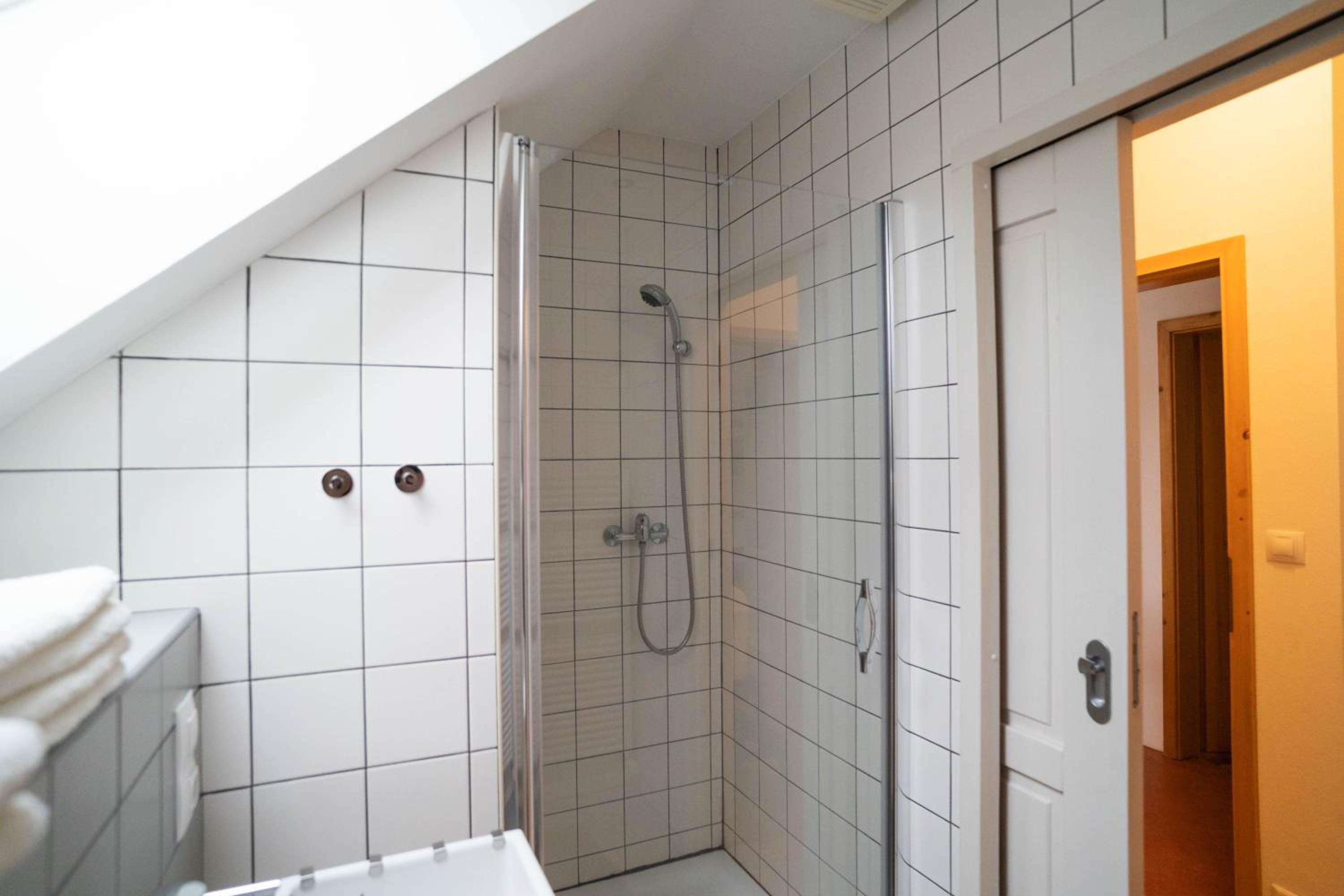 Quadruple Room with Private Bathroom - Photo 7
