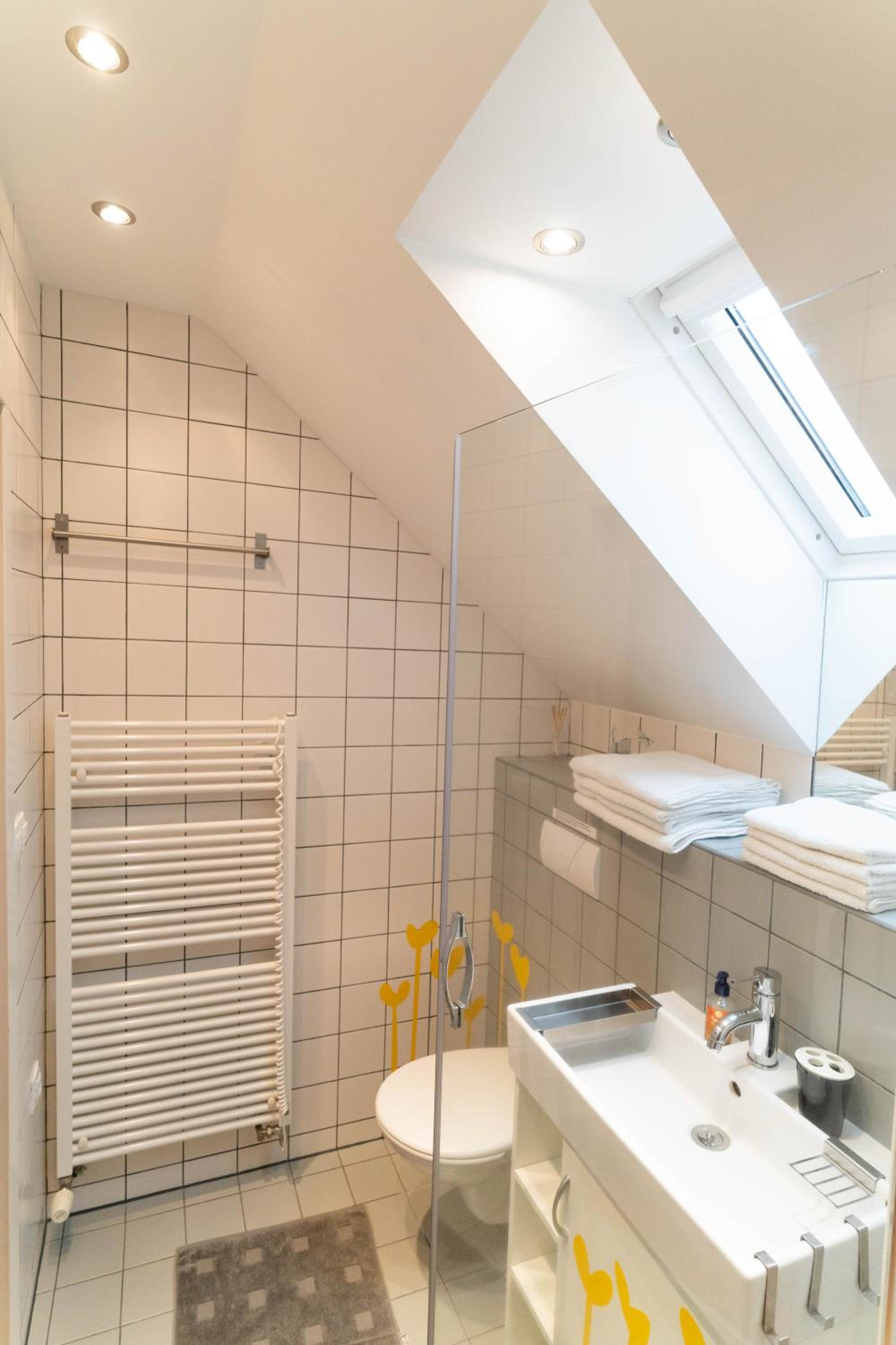 Quadruple Room with Private Bathroom - Photo 6