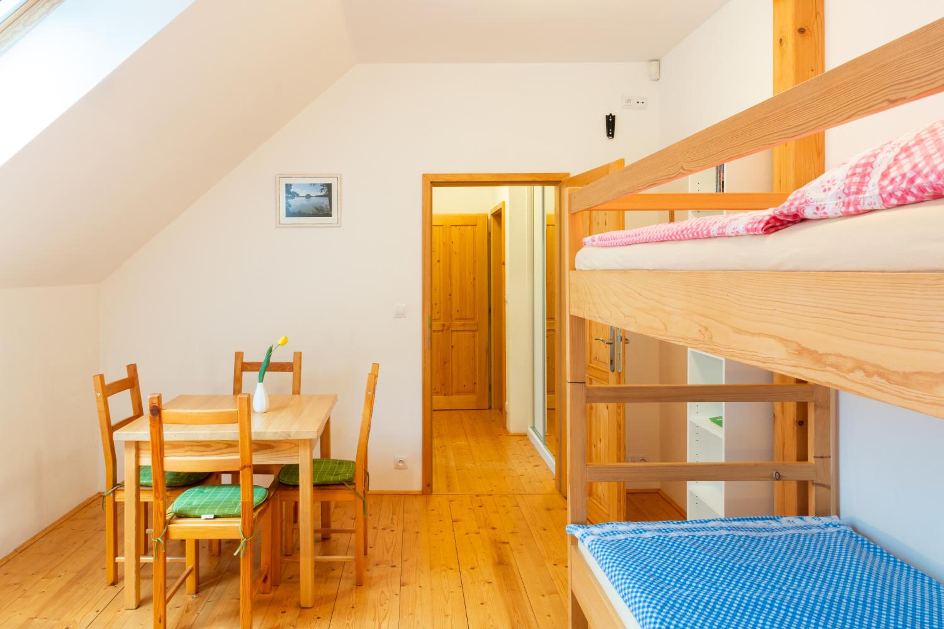 Quadruple Room with Private Bathroom - Photo 4