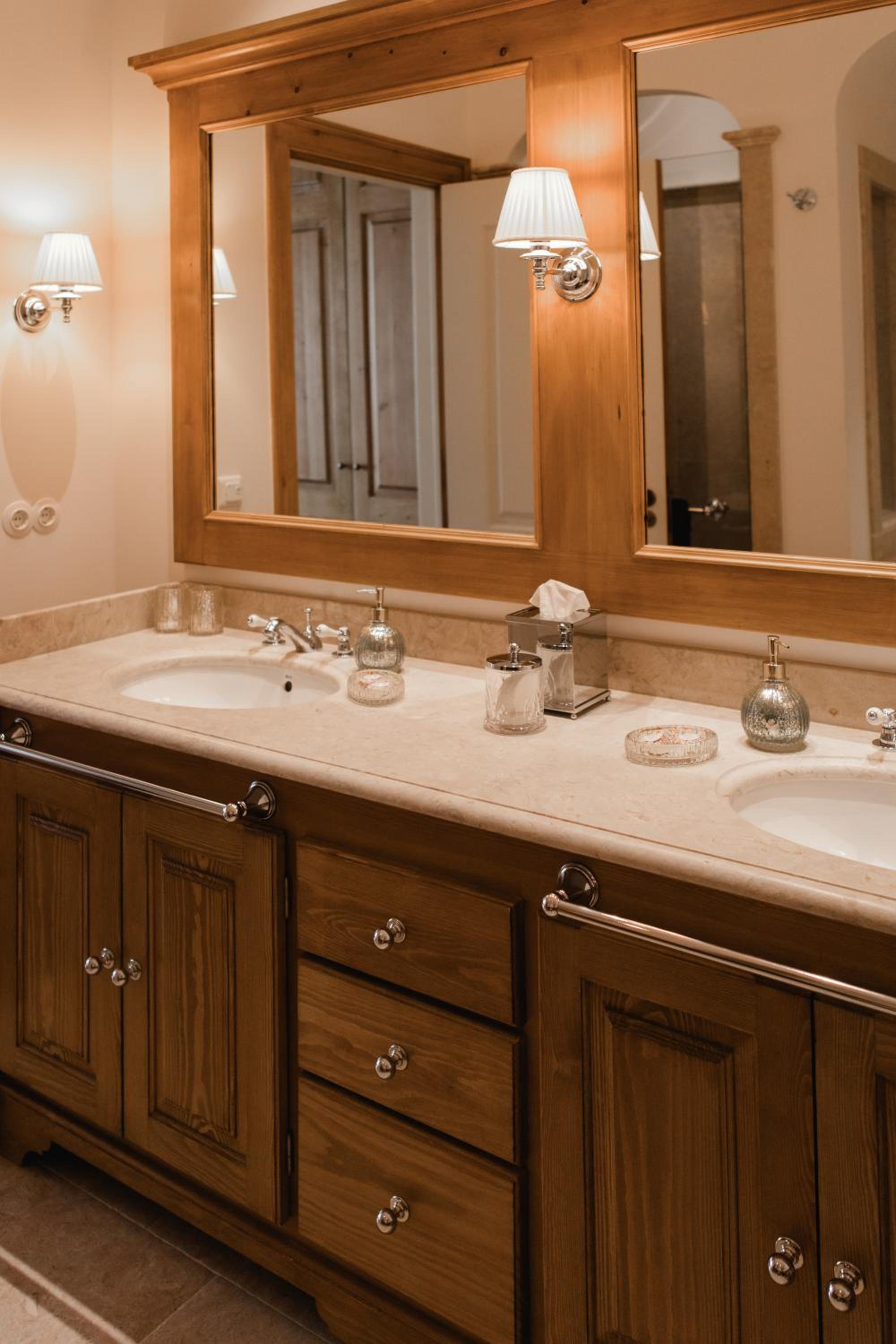 Superior King Suite photo 3