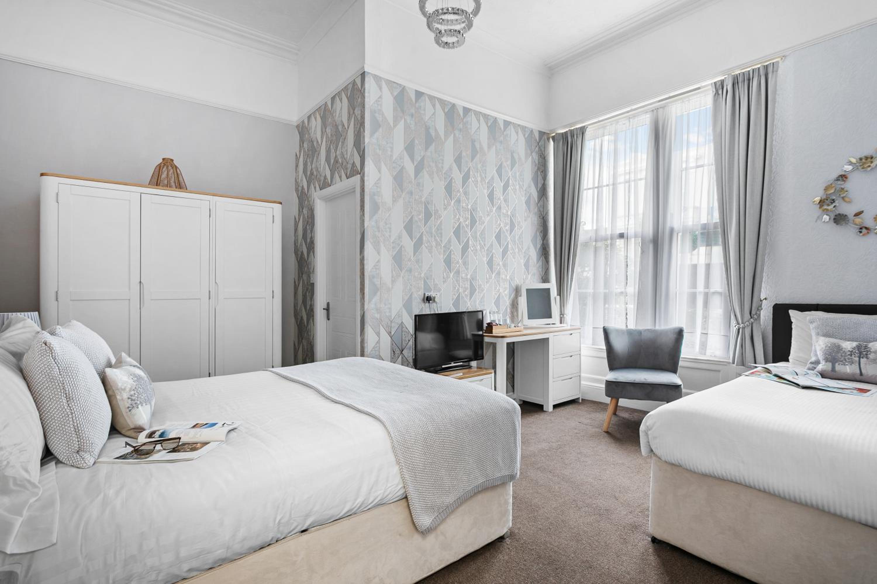 Family Room (2 Adults + 1 Child)