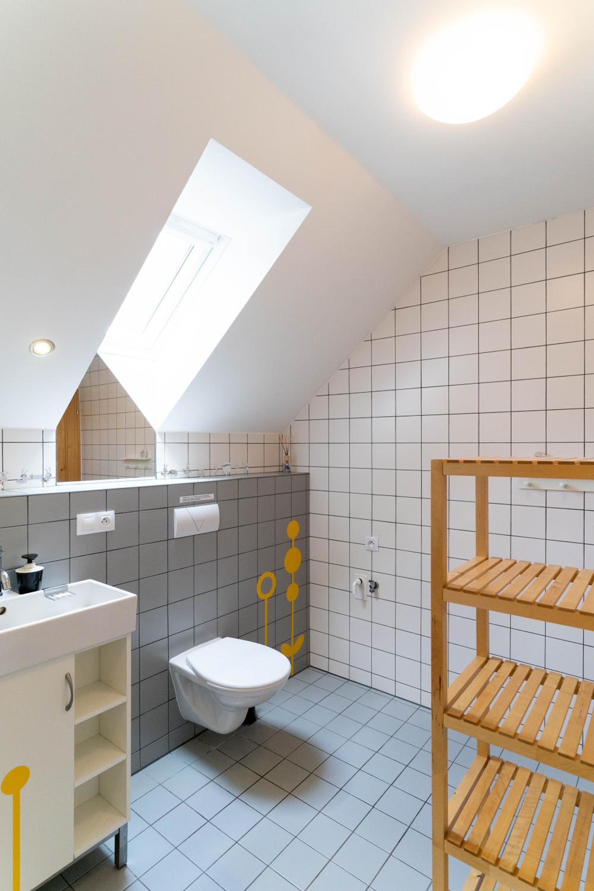 Large Quadruple Room with Private Bathroom - Photo 23