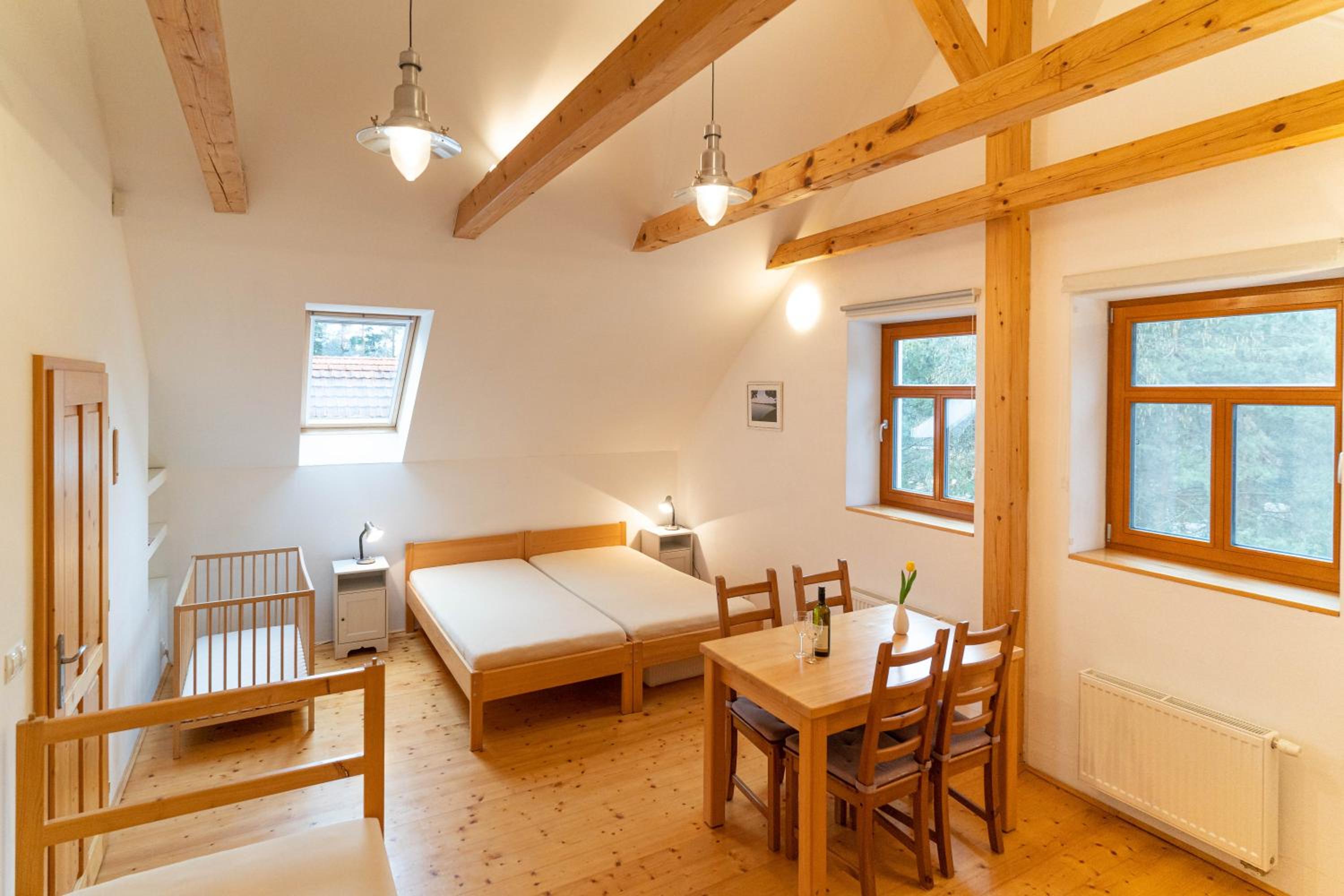 Large Quadruple Room with Private Bathroom - Photo 11