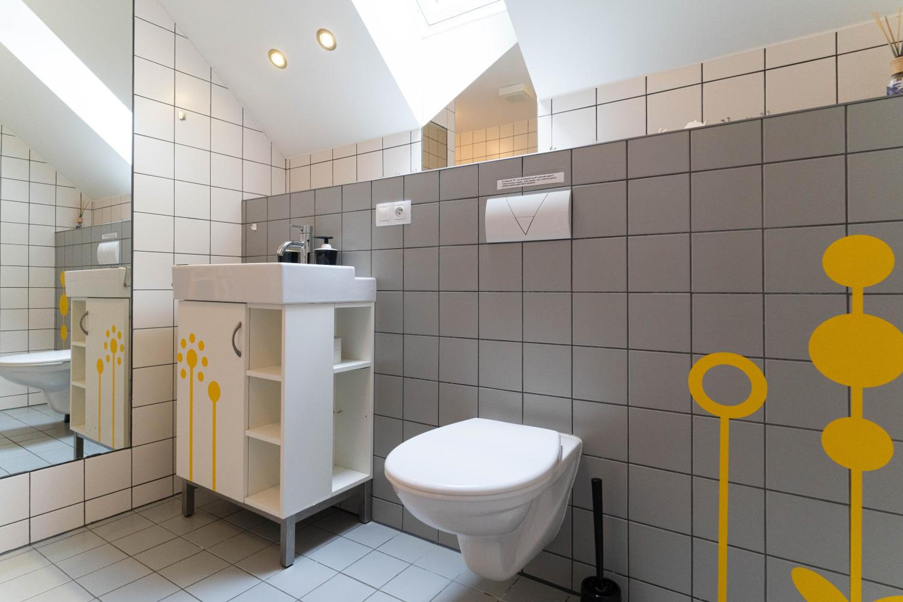 Large Quadruple Room with Private Bathroom - Photo 24