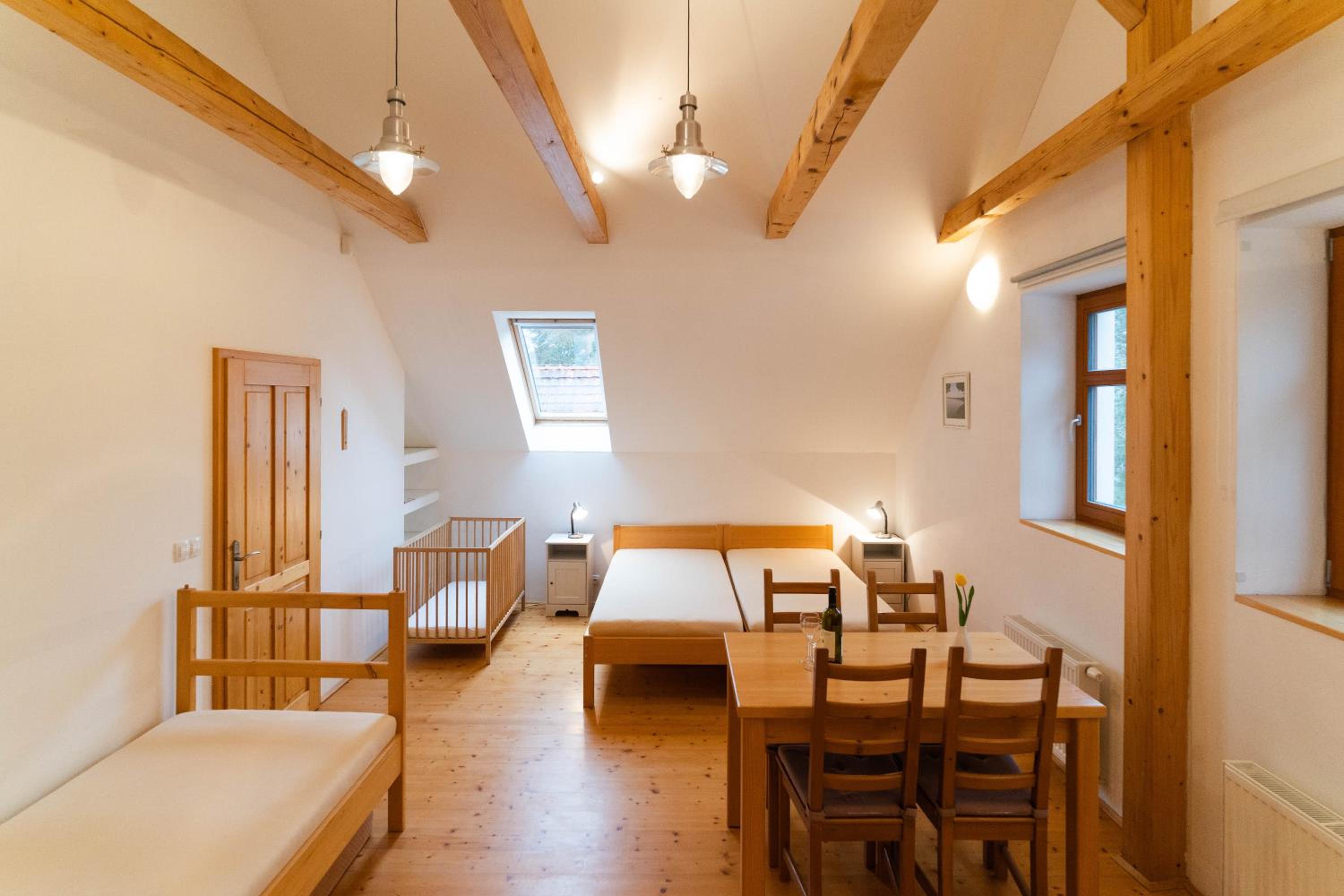 Large Quadruple Room with Private Bathroom - Photo 12