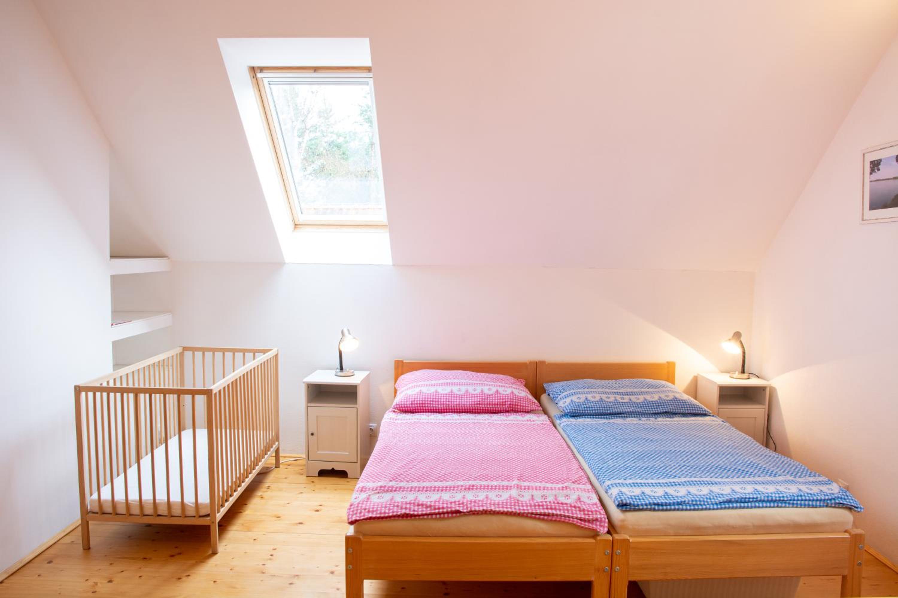 Large Quadruple Room with Private Bathroom - Photo 4
